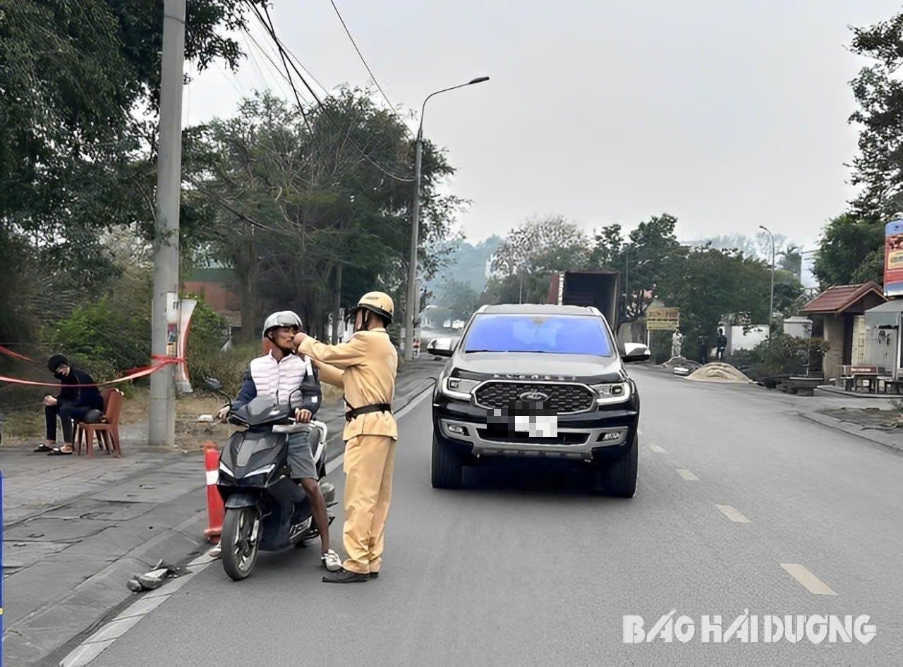 Hải Dương: Phạt 45 triệu, trừ 6 điểm bằng l&aacute;i t&agrave;i xế đi xe kh&ocirc;ng biển số, kh&ocirc;ng đăng k&yacute;- Ảnh 1.