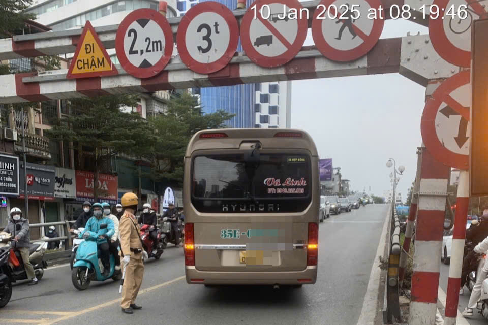 Phạt 5 triệu, trừ 2 điểm bằng l&aacute;i t&agrave;i xế xe kh&aacute;ch đi l&ecirc;n cầu vượt Th&aacute;i H&agrave;- Ảnh 1.