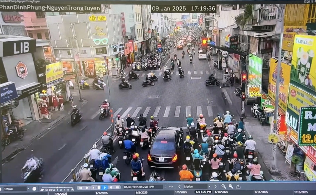 Vào "đầu não" giám sát giao thông ở TP.HCM những ngày cuối năm- Ảnh 7. Vào "đầu não" giám sát giao thông ở TP.HCM những ngày cuối năm- Ảnh 7.