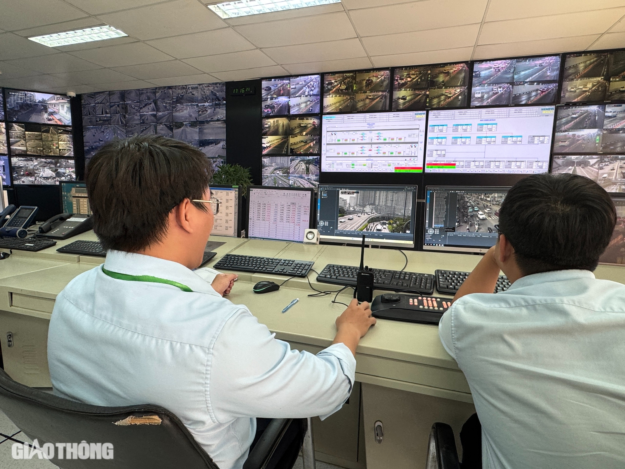 Vào "đầu não" giám sát giao thông ở TP.HCM những ngày cuối năm- Ảnh 12. Vào "đầu não" giám sát giao thông ở TP.HCM những ngày cuối năm- Ảnh 12.