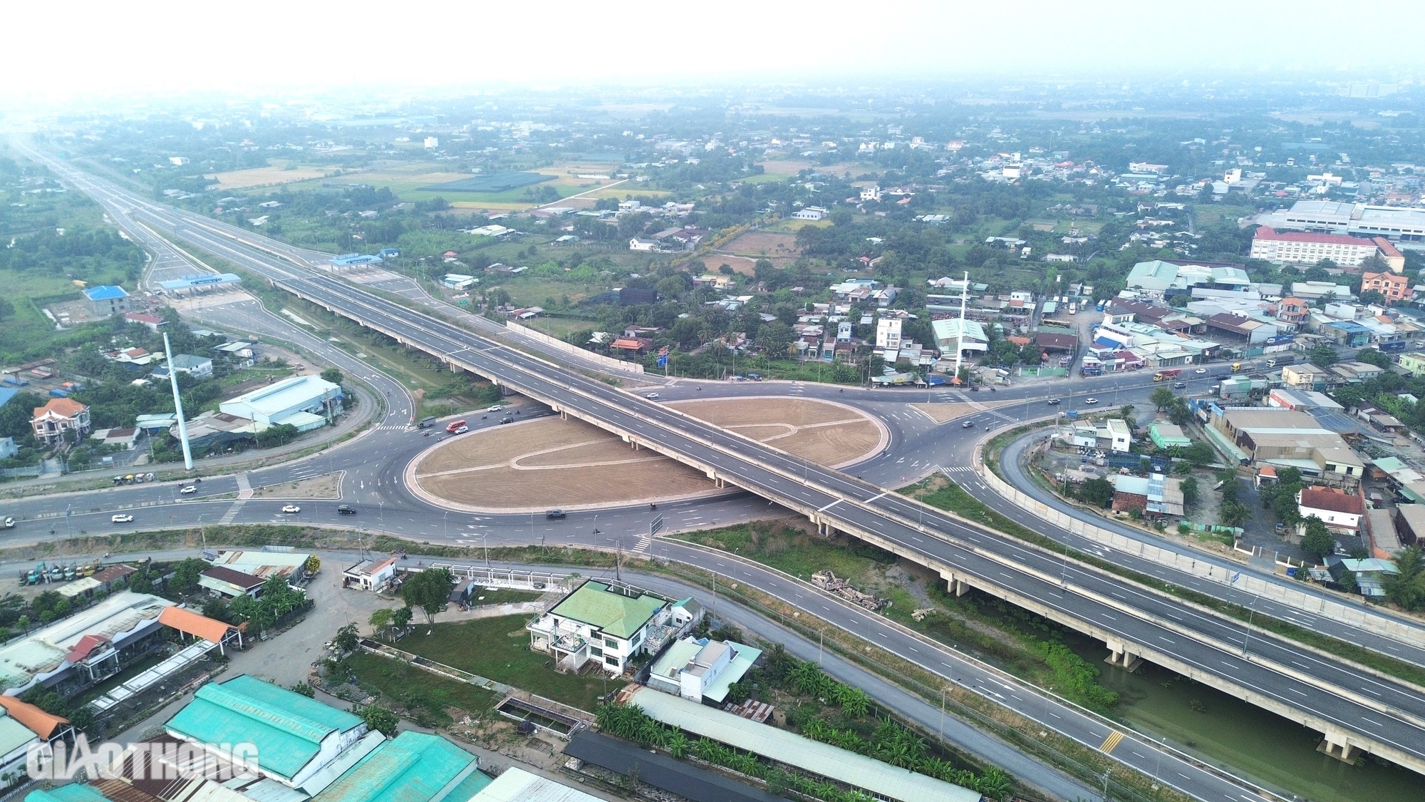 Ngắm hai nút giao kết nối QL1 với cao tốc TP.HCM - Trung Lương sắp thông xe- Ảnh 2. Ngắm hai nút giao kết nối QL1 với cao tốc TP.HCM - Trung Lương sắp thông xe- Ảnh 2.