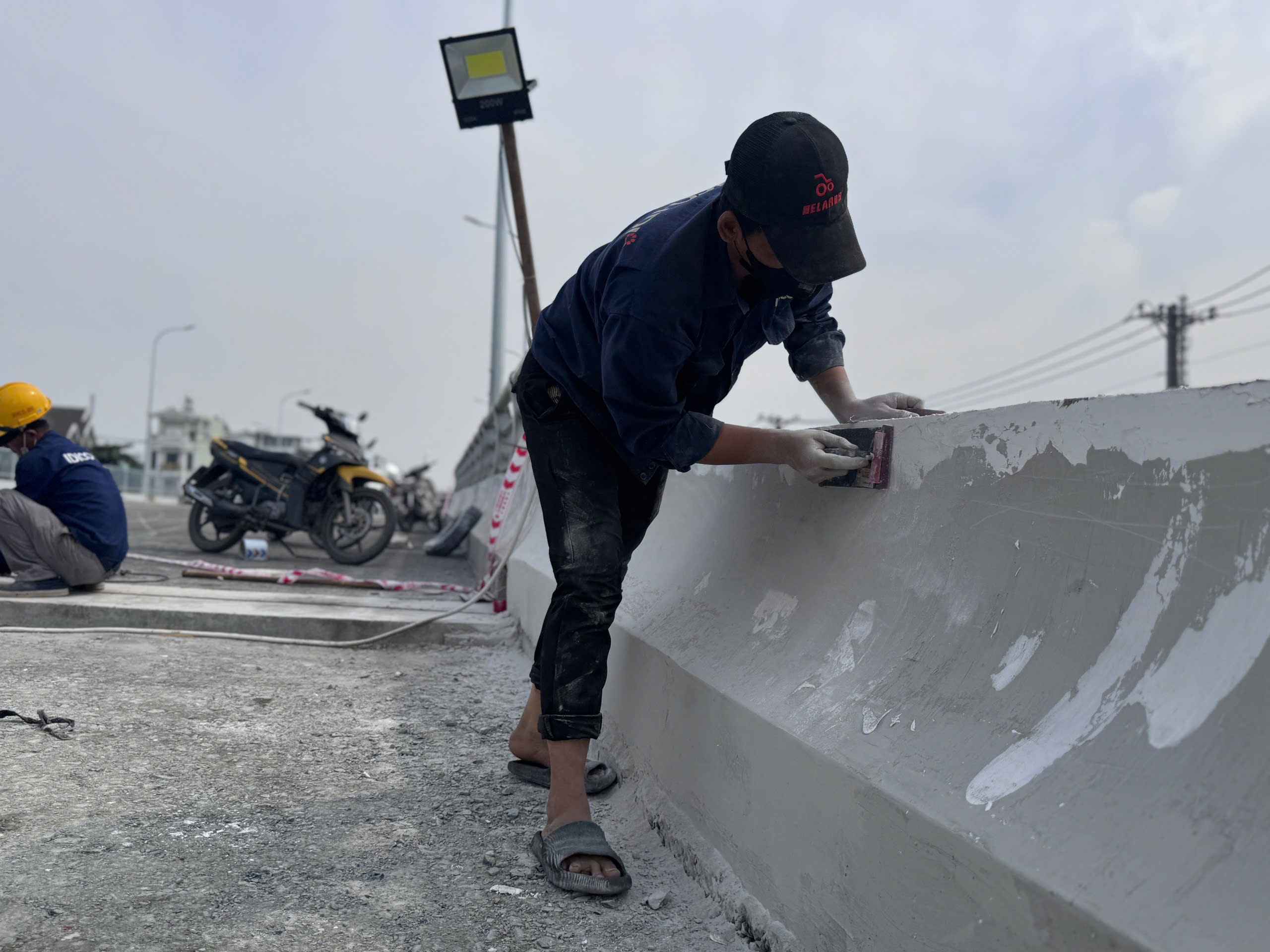 Cận cảnh hai c&acirc;y cầu h&oacute;a giải &ugrave;n tắc ph&iacute;a t&acirc;y TP.HCM sắp th&ocirc;ng xe- Ảnh 6.