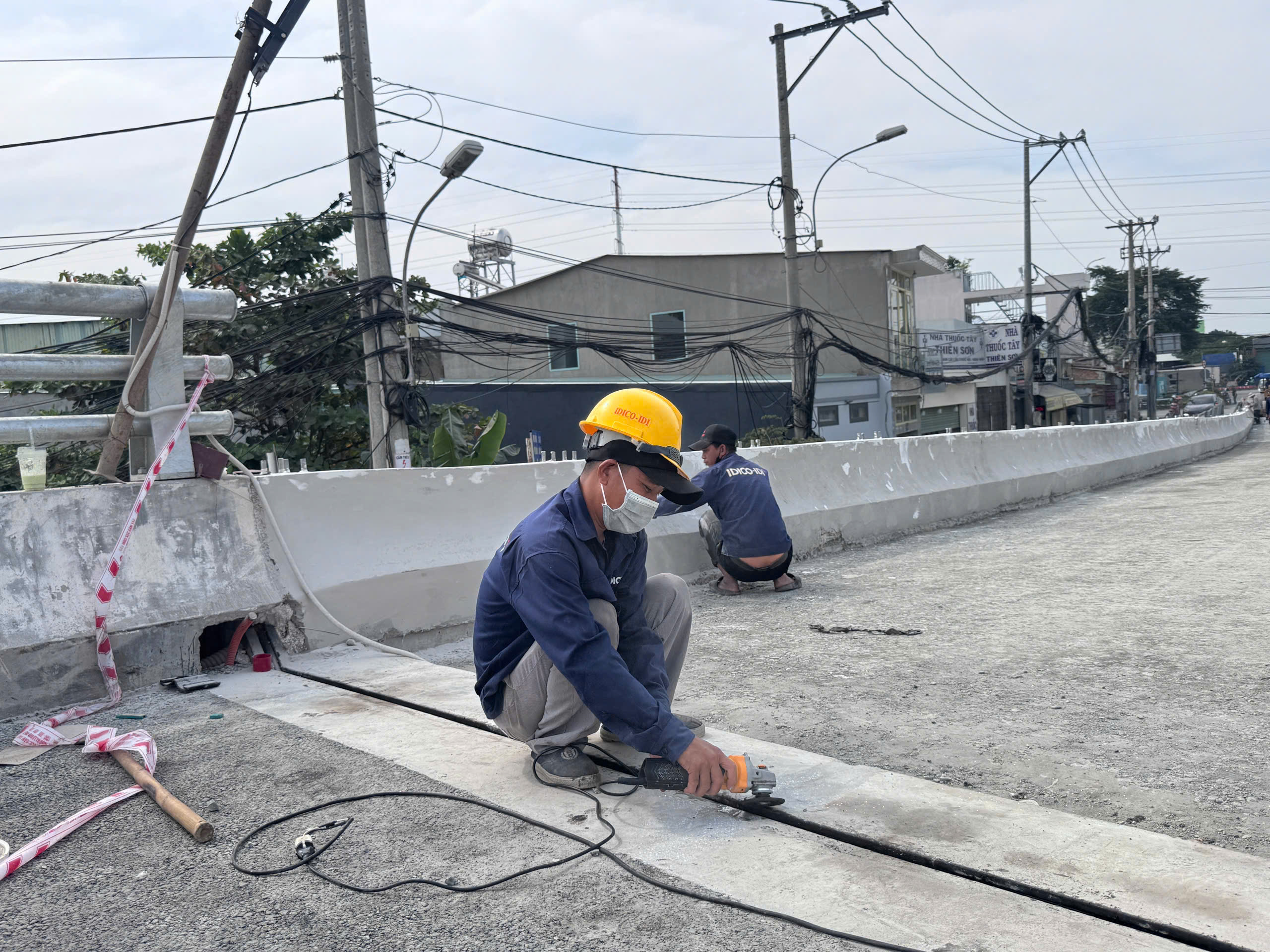Cận cảnh hai c&acirc;y cầu h&oacute;a giải &ugrave;n tắc ph&iacute;a t&acirc;y TP.HCM sắp th&ocirc;ng xe- Ảnh 8.