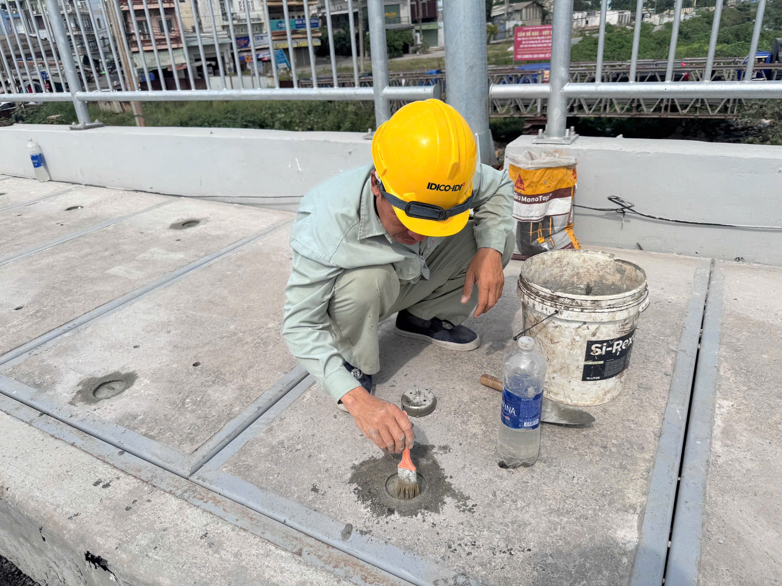 Cận cảnh hai c&acirc;y cầu h&oacute;a giải &ugrave;n tắc ph&iacute;a t&acirc;y TP.HCM sắp th&ocirc;ng xe- Ảnh 7.