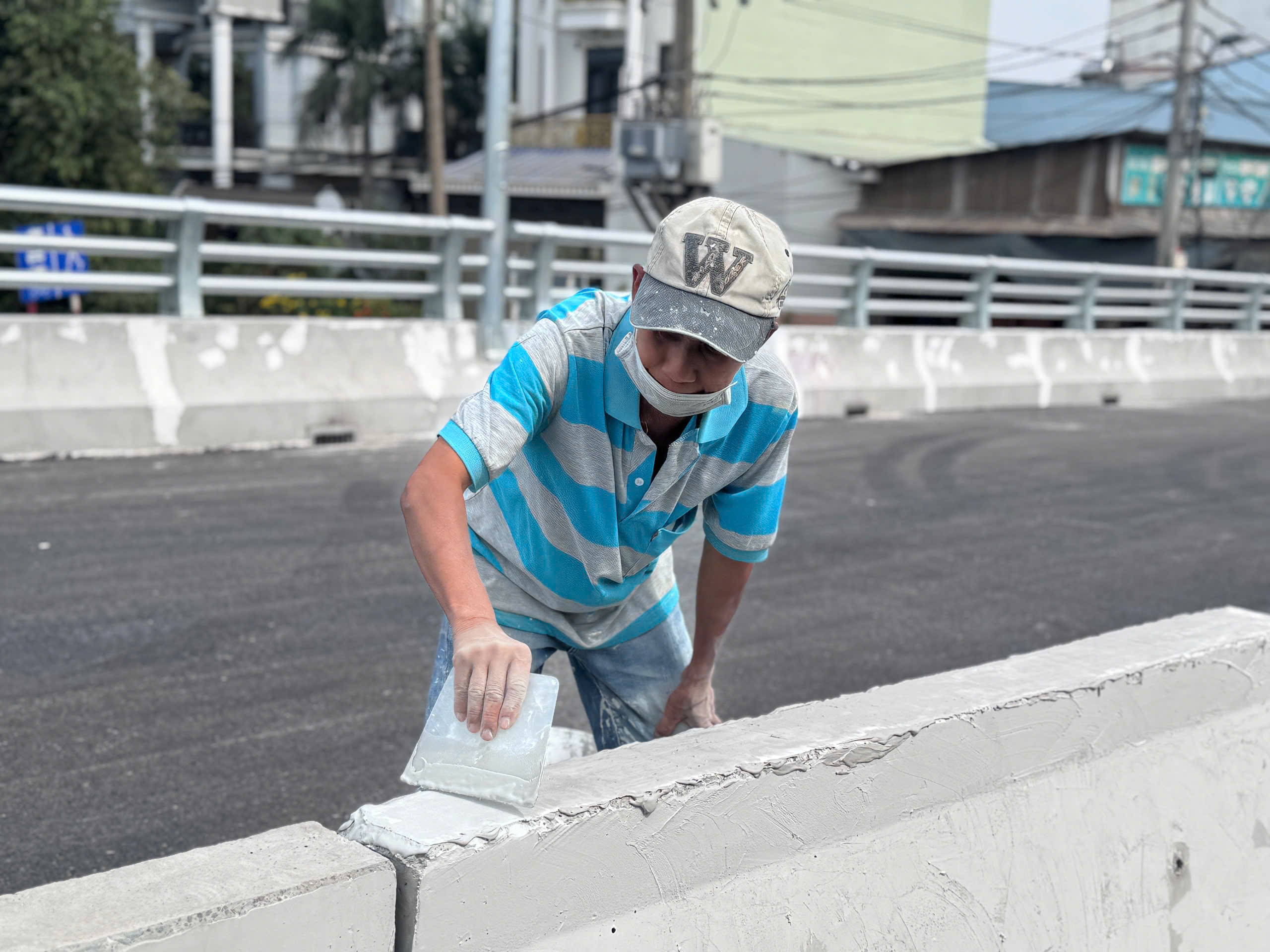 Cận cảnh hai c&acirc;y cầu h&oacute;a giải &ugrave;n tắc ph&iacute;a t&acirc;y TP.HCM sắp th&ocirc;ng xe- Ảnh 9.