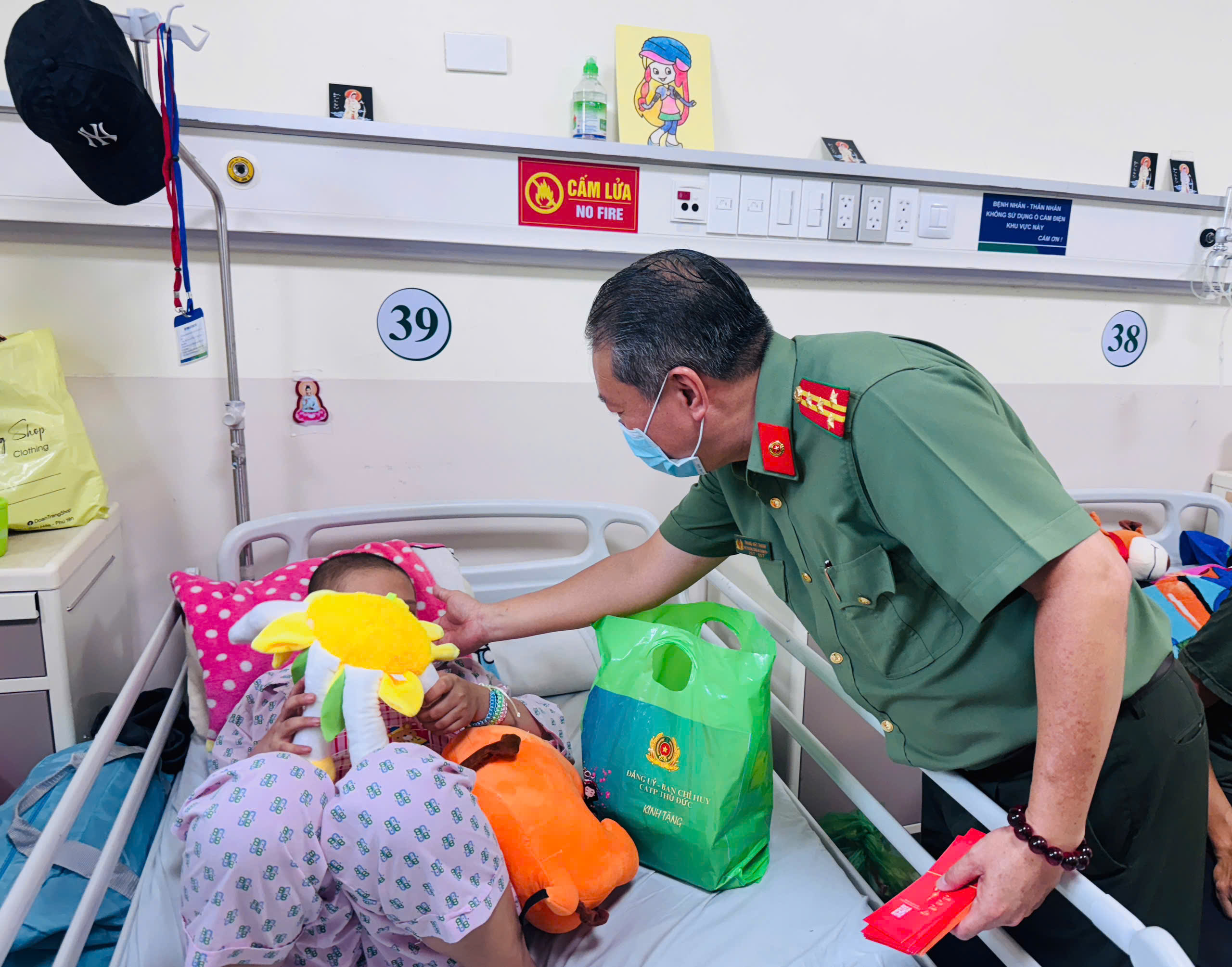 Bệnh nhi ung bướu h&aacute;o hức h&oacute;a th&acirc;n th&agrave;nh l&iacute;nh cứu hỏa, CSGT, c&ocirc;ng an- Ảnh 2.