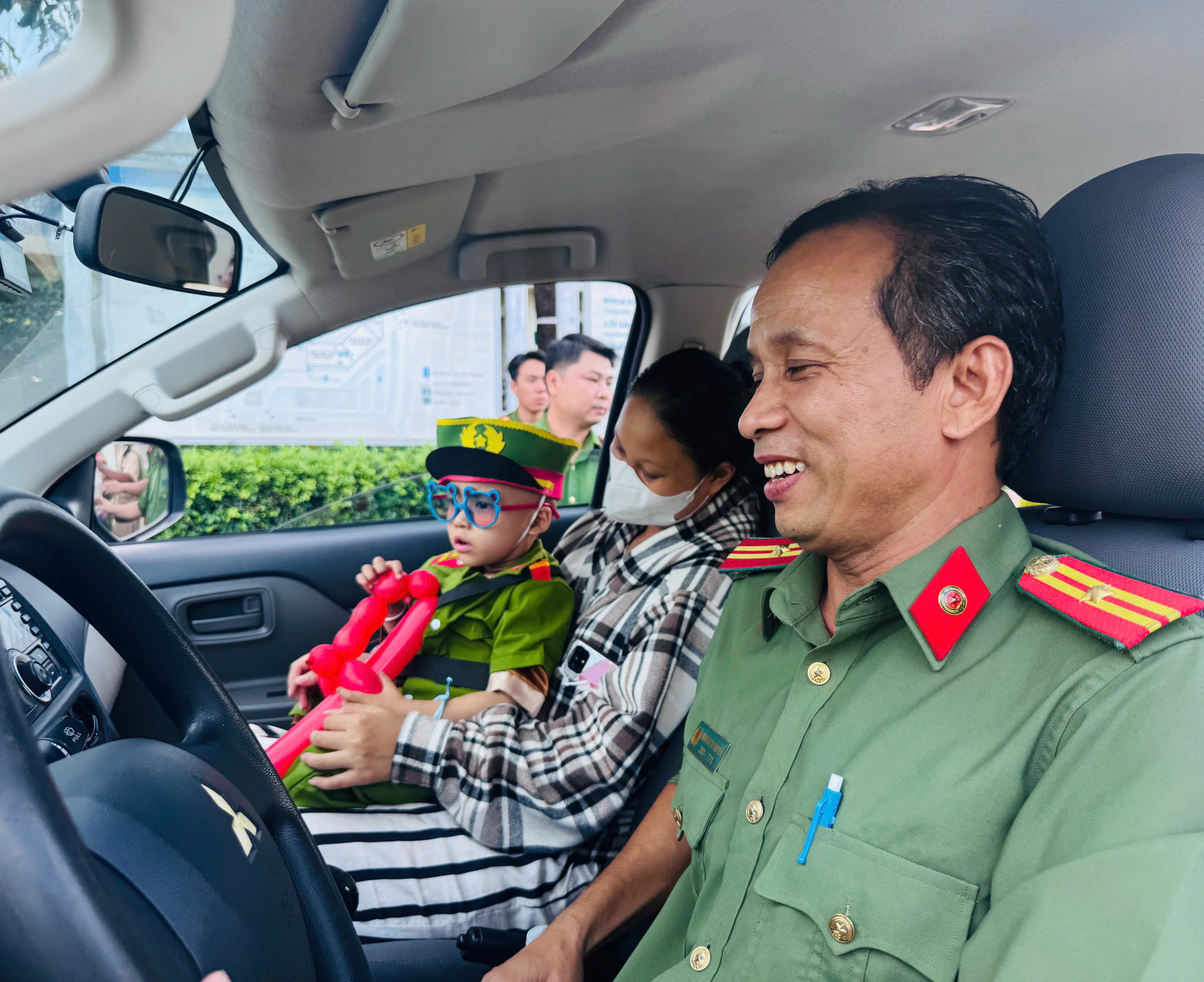 Bệnh nhi ung bướu h&aacute;o hức h&oacute;a th&acirc;n th&agrave;nh l&iacute;nh cứu hỏa, CSGT, c&ocirc;ng an- Ảnh 8.