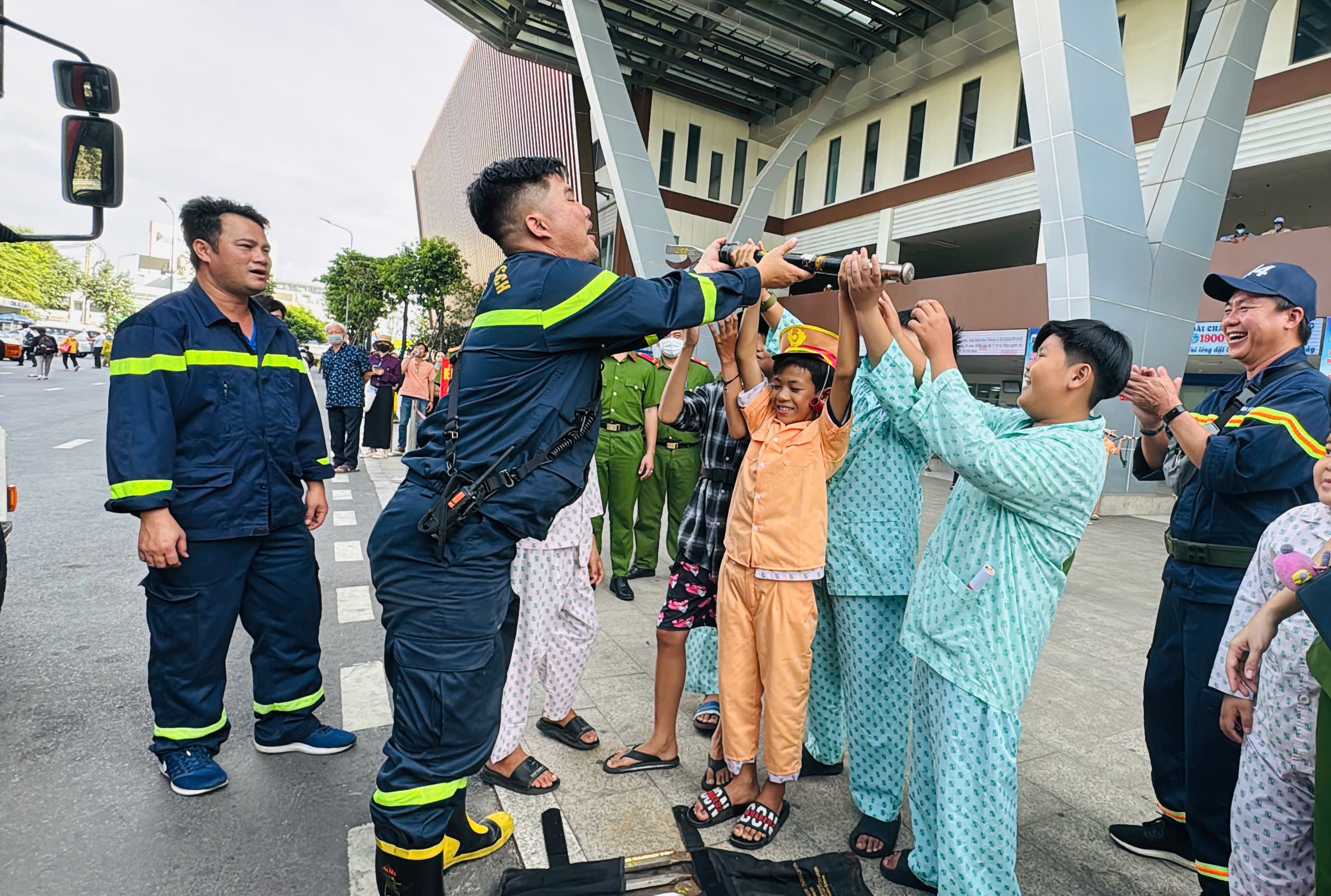 Bệnh nhi ung bướu h&aacute;o hức h&oacute;a th&acirc;n th&agrave;nh l&iacute;nh cứu hỏa, CSGT, c&ocirc;ng an- Ảnh 5.