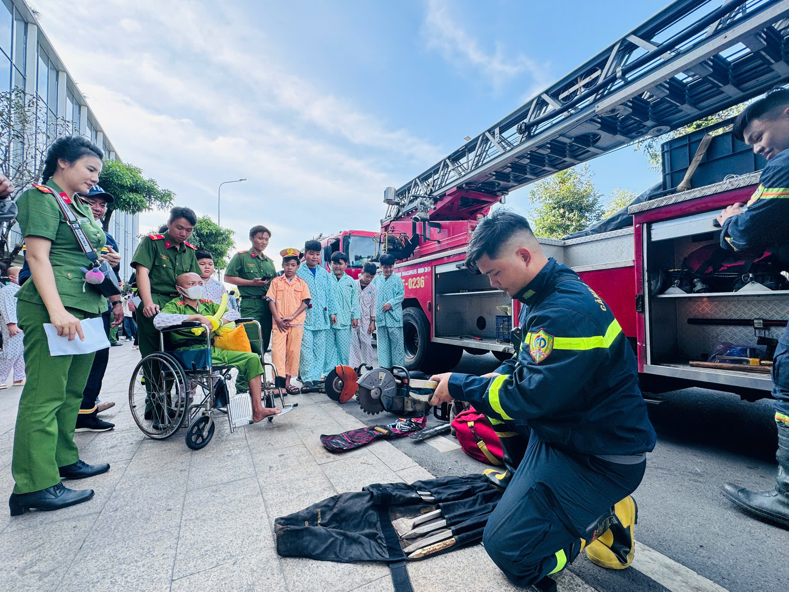 Bệnh nhi ung bướu h&aacute;o hức h&oacute;a th&acirc;n th&agrave;nh l&iacute;nh cứu hỏa, CSGT, c&ocirc;ng an- Ảnh 4.