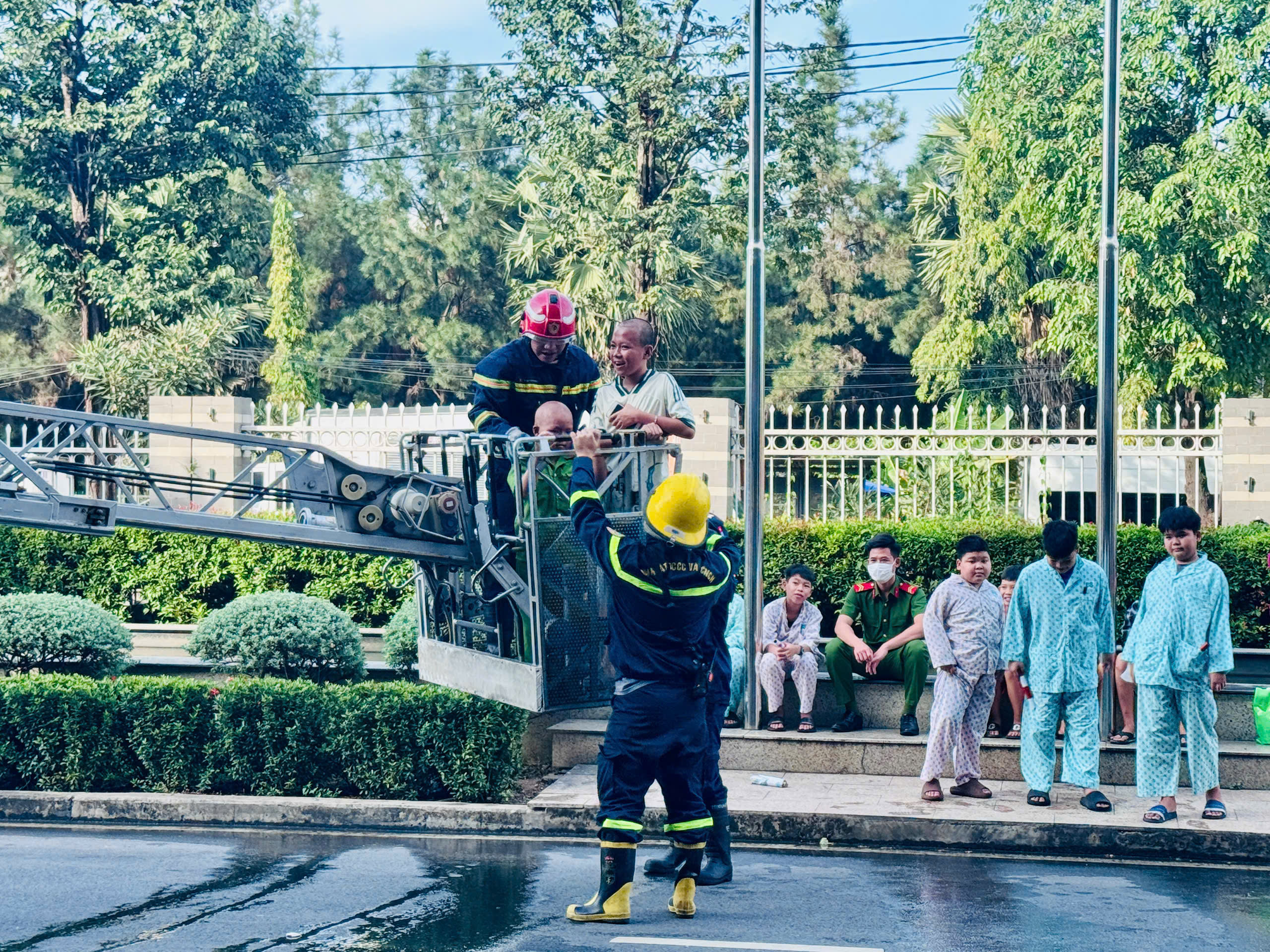 Bệnh nhi ung bướu h&aacute;o hức h&oacute;a th&acirc;n th&agrave;nh l&iacute;nh cứu hỏa, CSGT, c&ocirc;ng an- Ảnh 6.