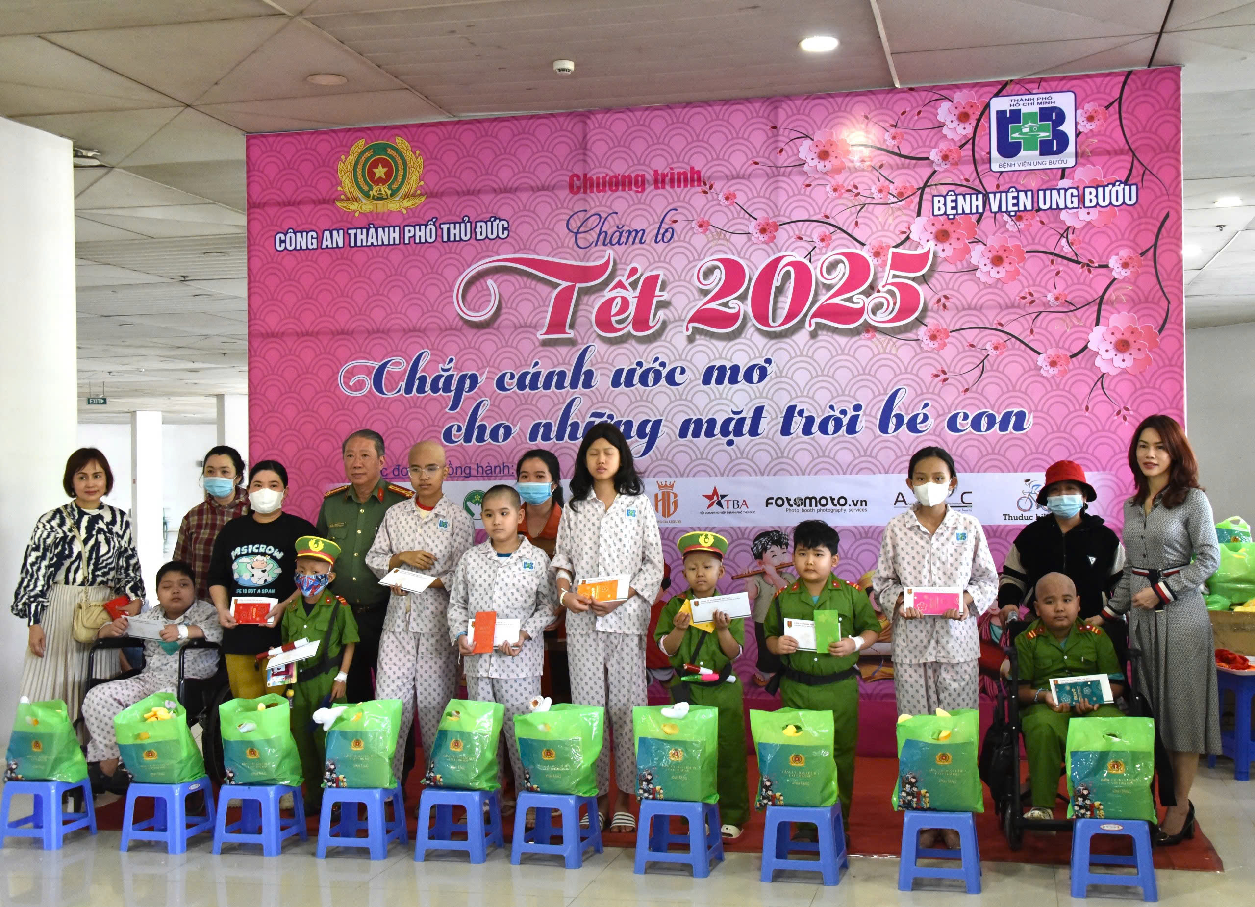 Bệnh nhi ung bướu h&aacute;o hức h&oacute;a th&acirc;n th&agrave;nh l&iacute;nh cứu hỏa, CSGT, c&ocirc;ng an- Ảnh 1.