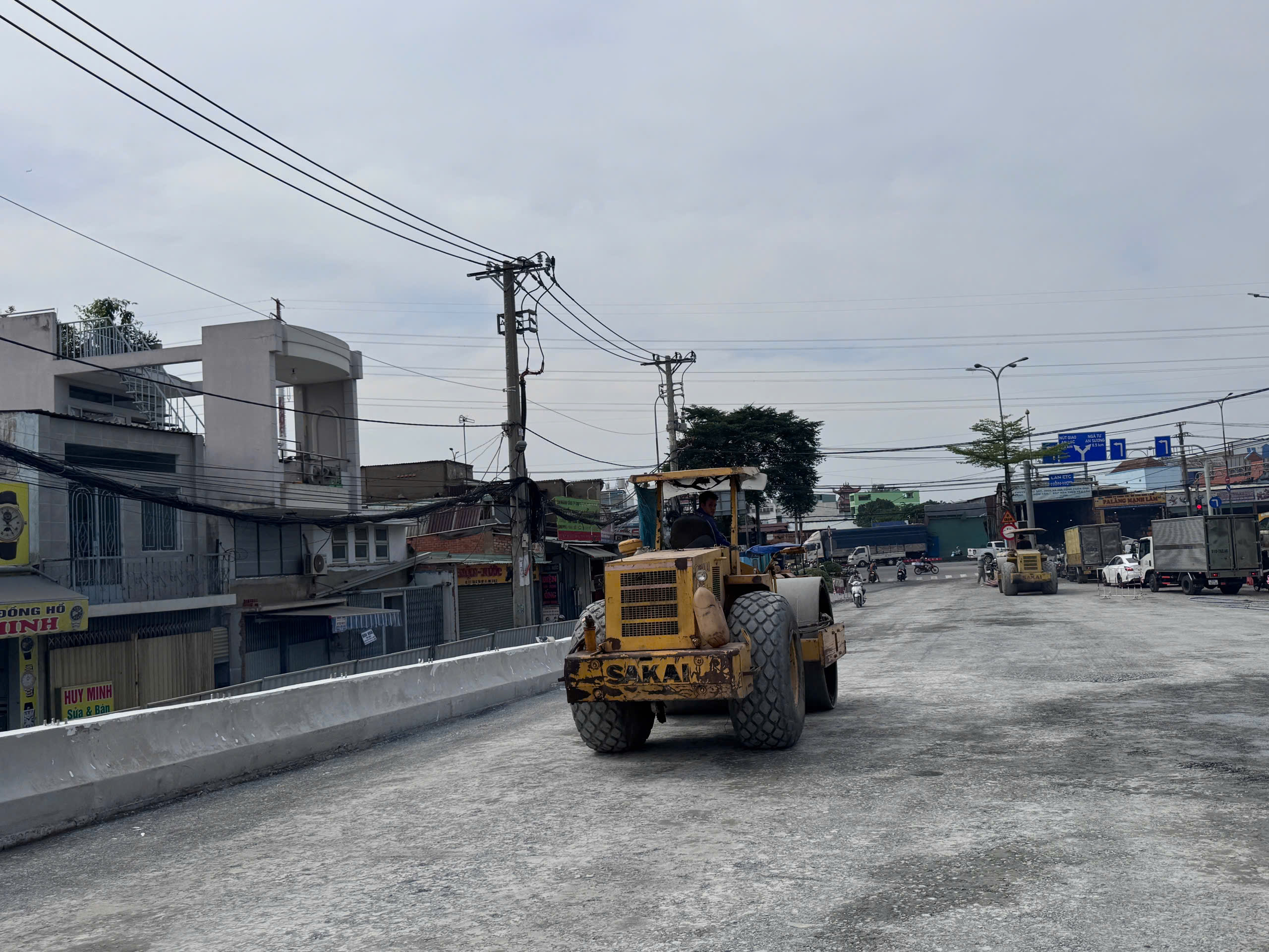 Cận cảnh hai c&acirc;y cầu h&oacute;a giải &ugrave;n tắc ph&iacute;a t&acirc;y TP.HCM sắp th&ocirc;ng xe- Ảnh 3.