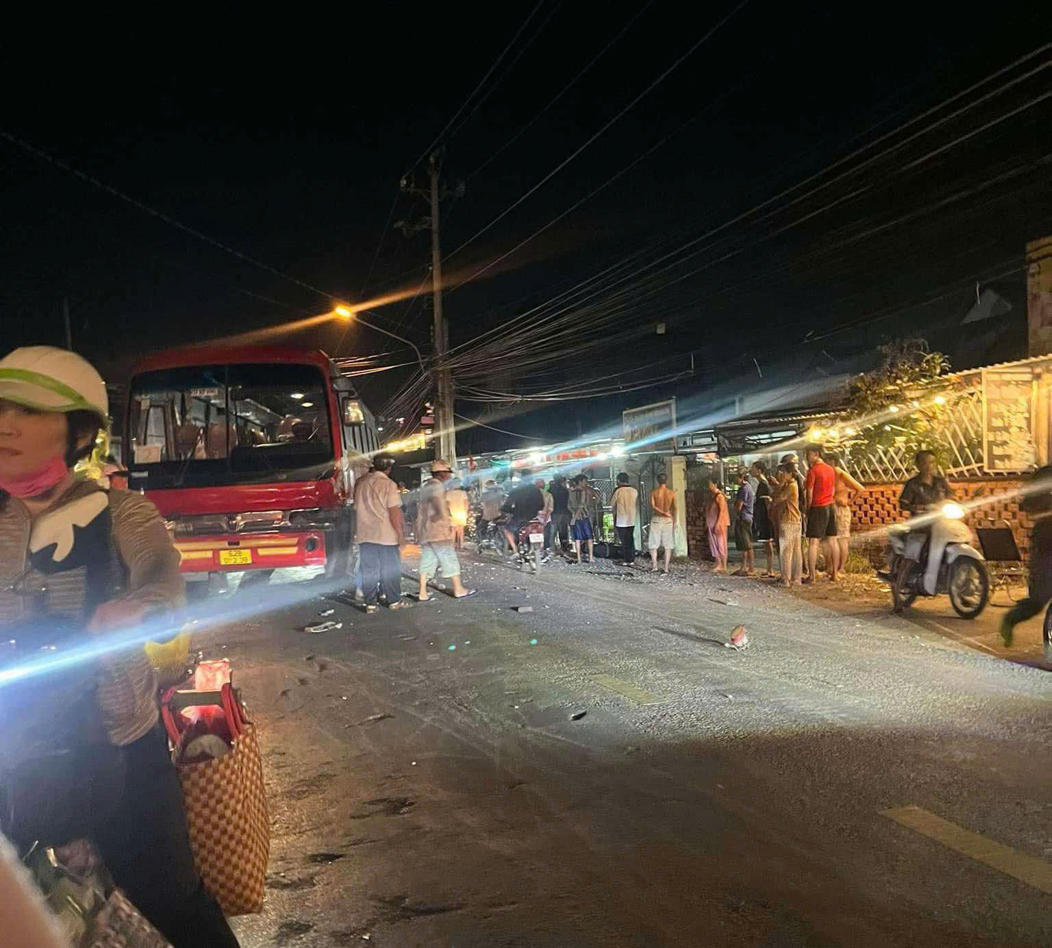 Long An: Va chạm xe đưa rước c&ocirc;ng nh&acirc;n, thanh ni&ecirc;n chạy xe m&aacute;y tử vong tại chỗ- Ảnh 1.