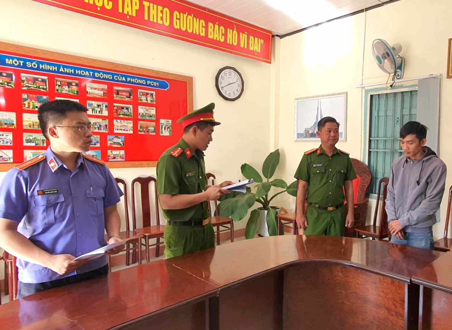 Bắt nh&acirc;n vi&ecirc;n ng&acirc;n h&agrave;ng lừa đảo, vay tiền của nhiều người rồi chiếm đoạt- Ảnh 1.
