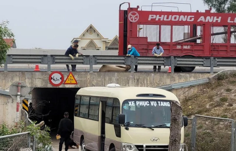 Sau khi ho&agrave;n tất c&aacute;c thủ tục, thi thể nạn nh&acirc;n được b&agrave;n giao cho gia đ&igrave;nh đưa về qu&ecirc; lo hậu sự - Ảnh: MXH.