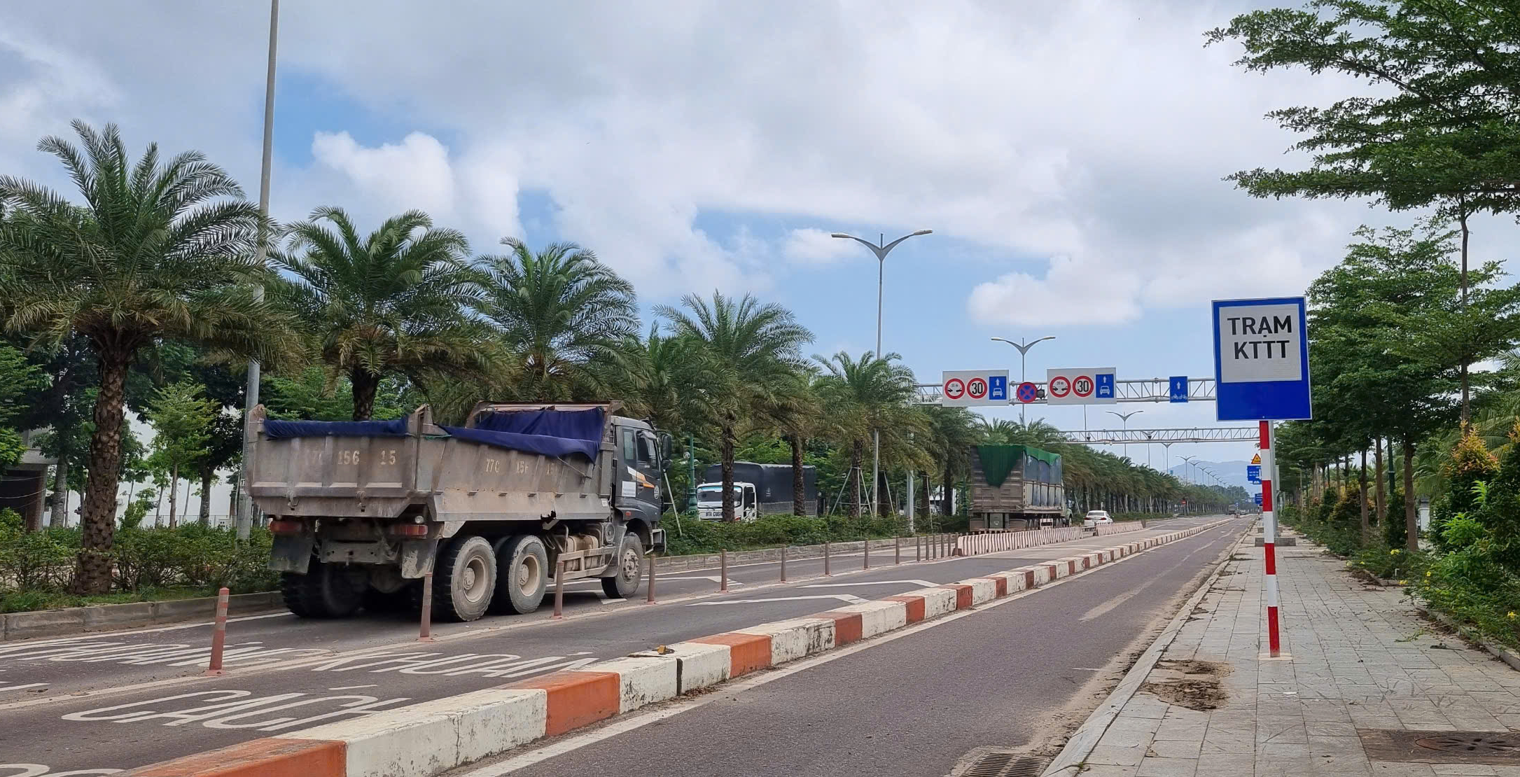 B&igrave;nh Định xử nghi&ecirc;m phương tiện g&acirc;y hư hỏng trạm kiểm so&aacute;t tải trọng tr&ecirc;n quốc lộ- Ảnh 1.