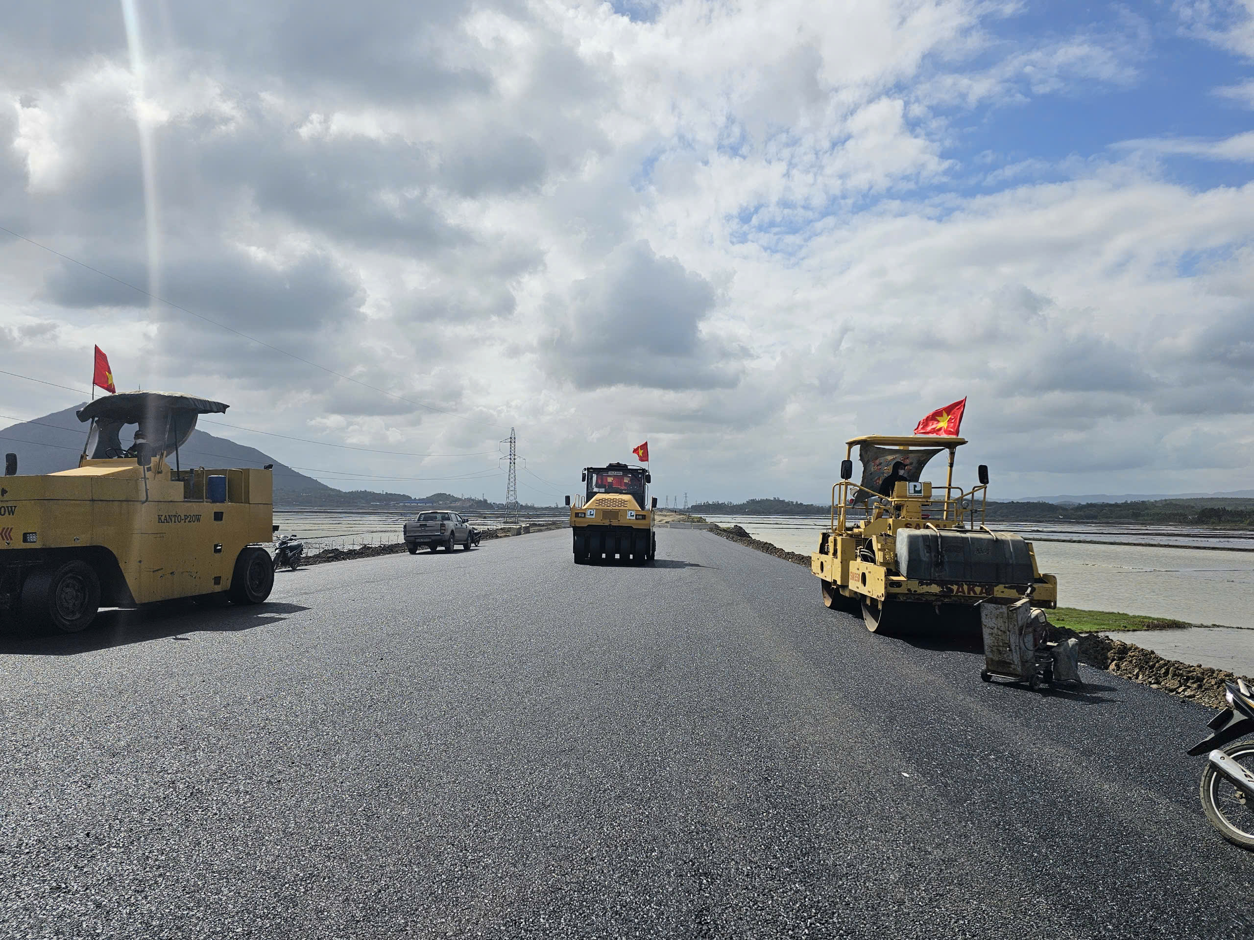 Th&aacute;o gỡ kh&oacute; khăn, đẩy tiến độ cao tốc qua Ph&uacute; Y&ecirc;n- Ảnh 3.