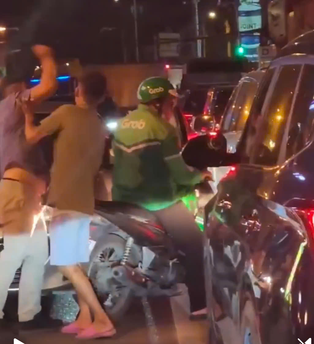 Người đ&agrave;n &ocirc;ng đi &ocirc; t&ocirc; cầm gậy sắt đ&aacute;nh vỡ mũ bảo hiểm t&agrave;i xế c&ocirc;ng nghệ- Ảnh 1.