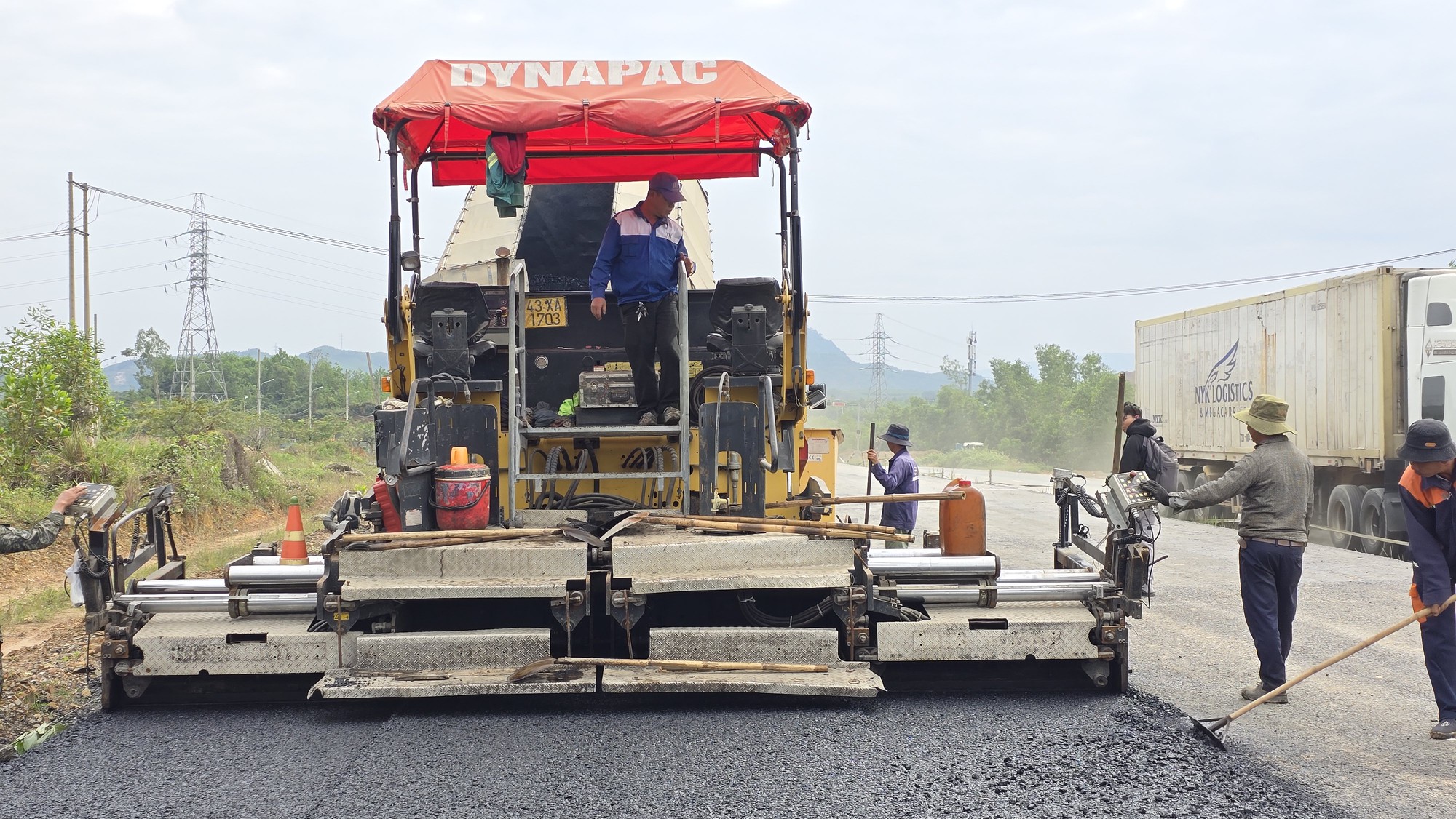Tăng tốc thảm nhựa, g&aacute;c dầm cầu vượt tr&ecirc;n cao tốc H&ograve;a Li&ecirc;n - T&uacute;y Loan- Ảnh 3.