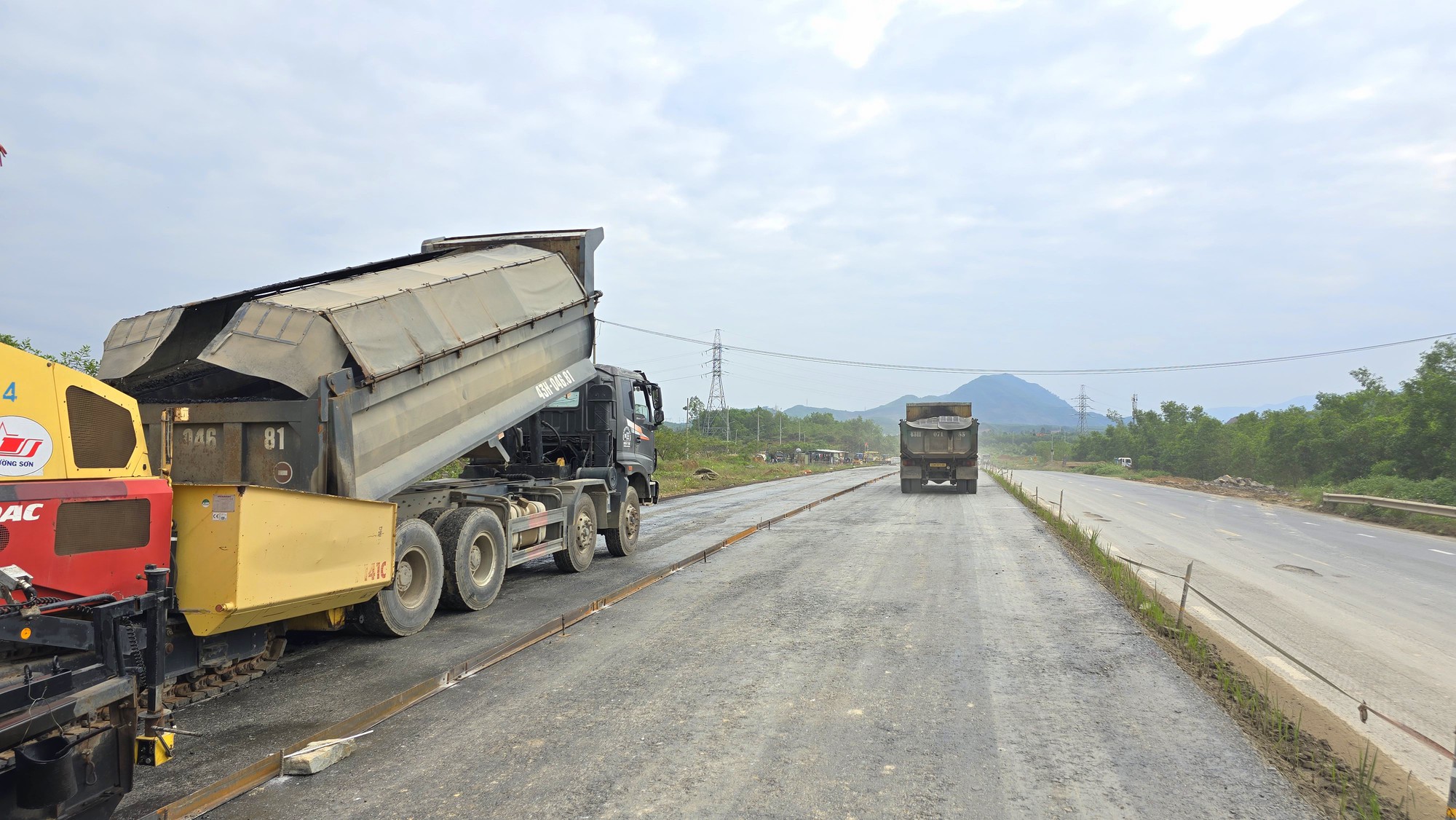 Tăng tốc thảm nhựa, g&aacute;c dầm cầu vượt tr&ecirc;n cao tốc H&ograve;a Li&ecirc;n - T&uacute;y Loan- Ảnh 2.