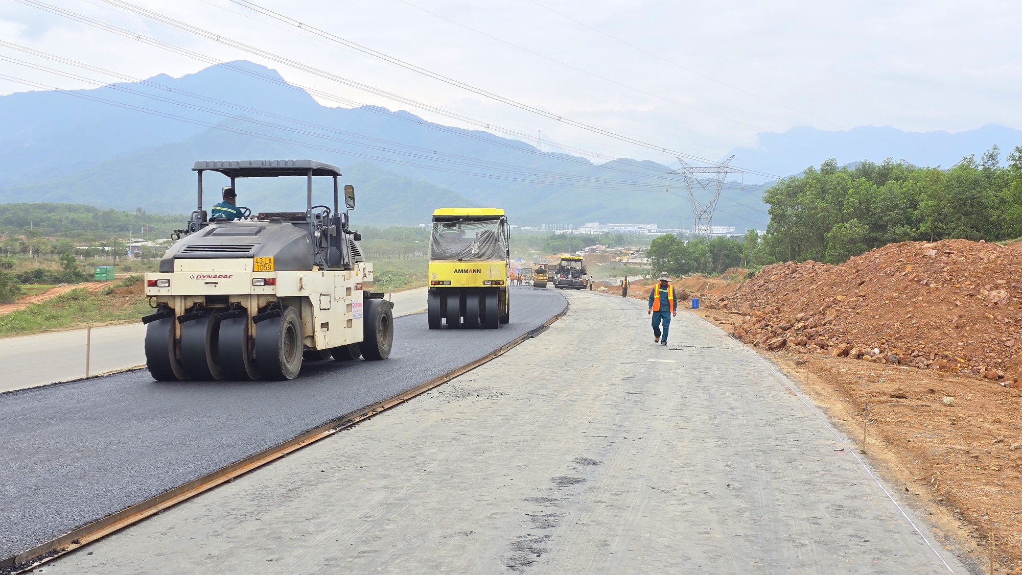 Tăng tốc thảm nhựa, g&aacute;c dầm cầu vượt tr&ecirc;n cao tốc H&ograve;a Li&ecirc;n - T&uacute;y Loan- Ảnh 7.