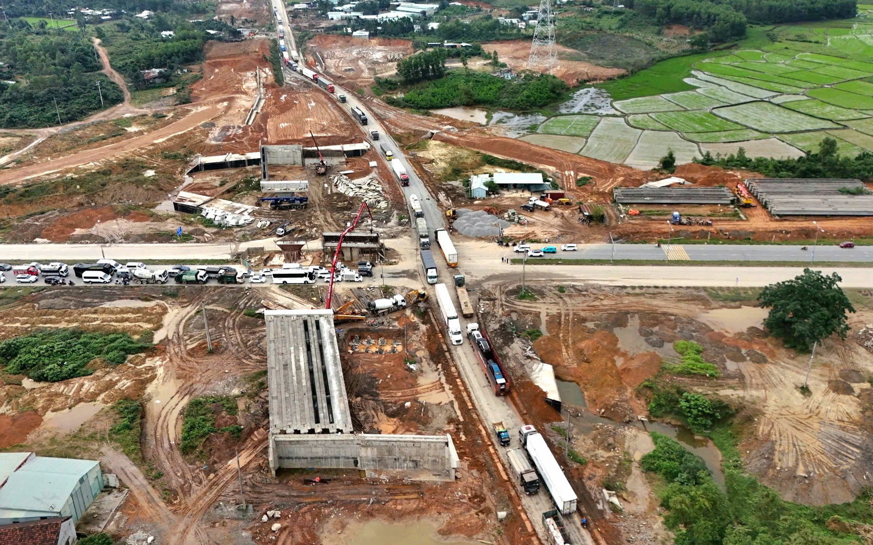 Sớm hoàn thiện GPMB, đưa cao tốc Hòa Liên - Túy Loan về đích đúng hẹn- Ảnh 2. Tăng tốc thảm nhựa, gác dầm cầu vượt trên cao tốc Hòa Liên - Túy Loan