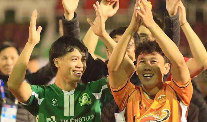 C&ocirc;ng Phượng rạng rỡ ăn mừng c&ugrave;ng HAGL d&ugrave; đội nh&agrave; bại trận- Ảnh 1.