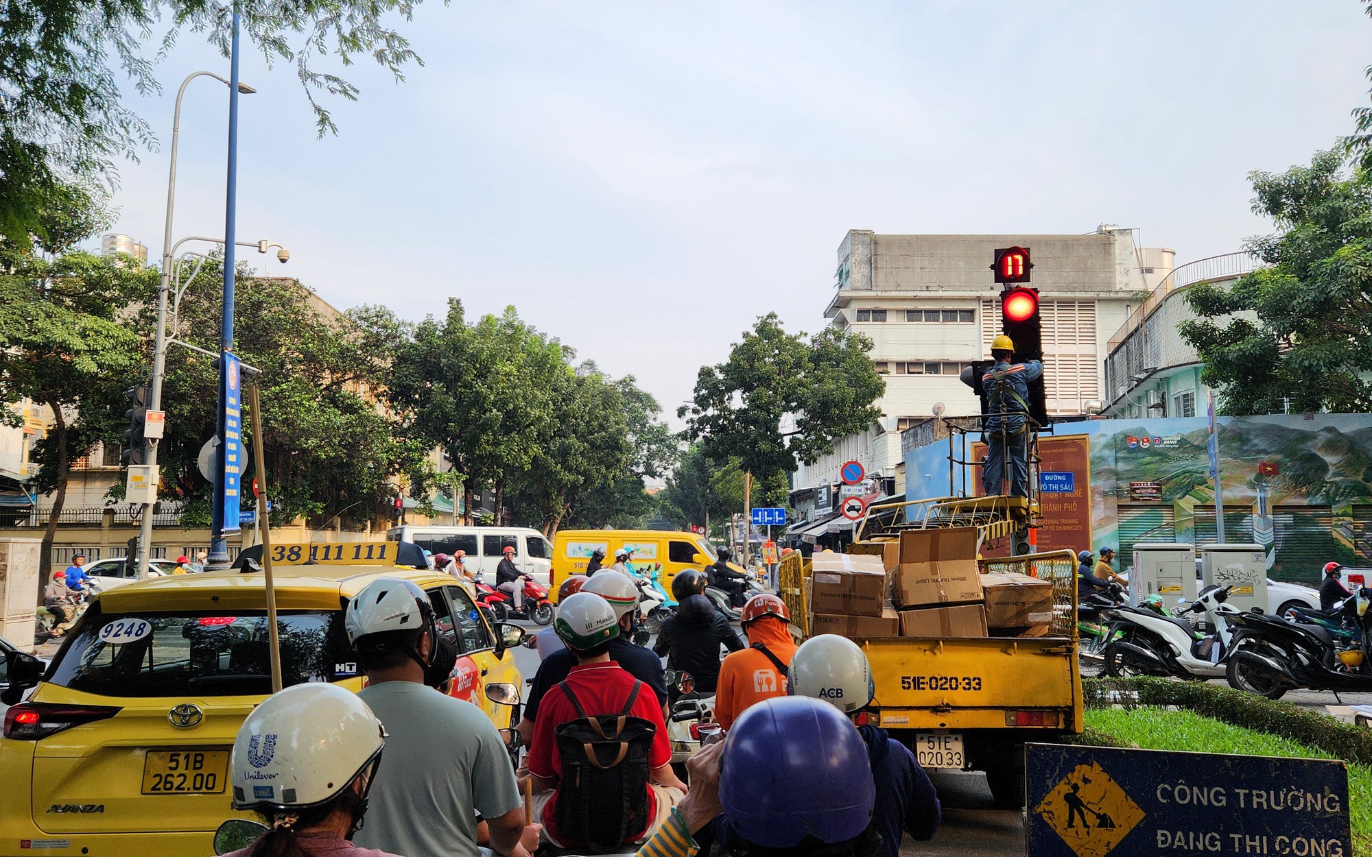 Nguyên nhân tình trạng kẹt xe ở TP.HCM những ngày qua- Ảnh 4. Kẹt xe ở trung tâm TP.HCM gia tăng dịp cuối năm