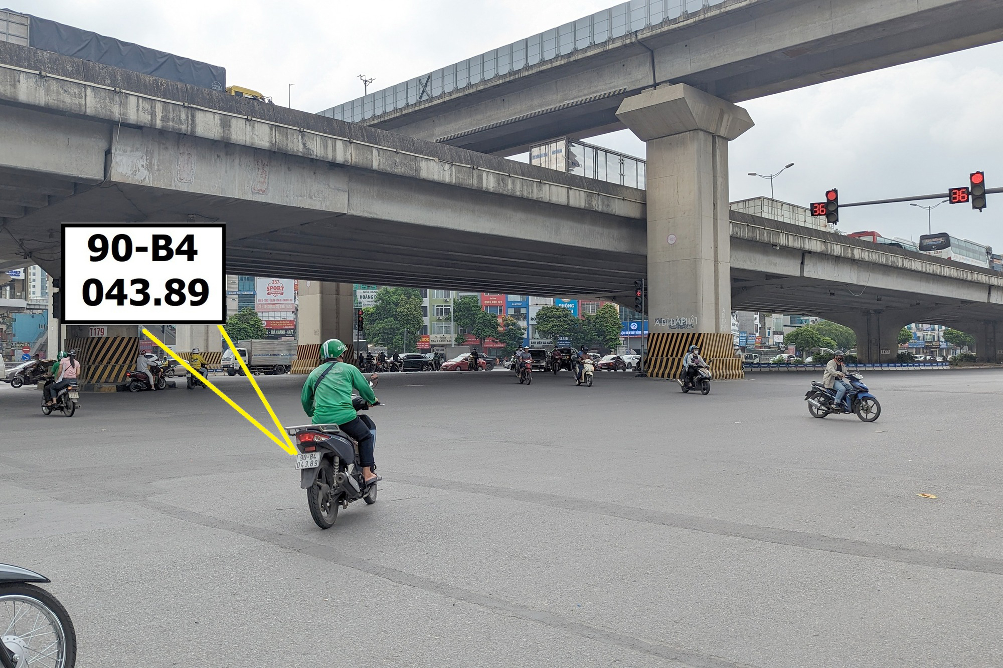Xe m&aacute;y hết đường n&eacute; phạt nguội- Ảnh 1.