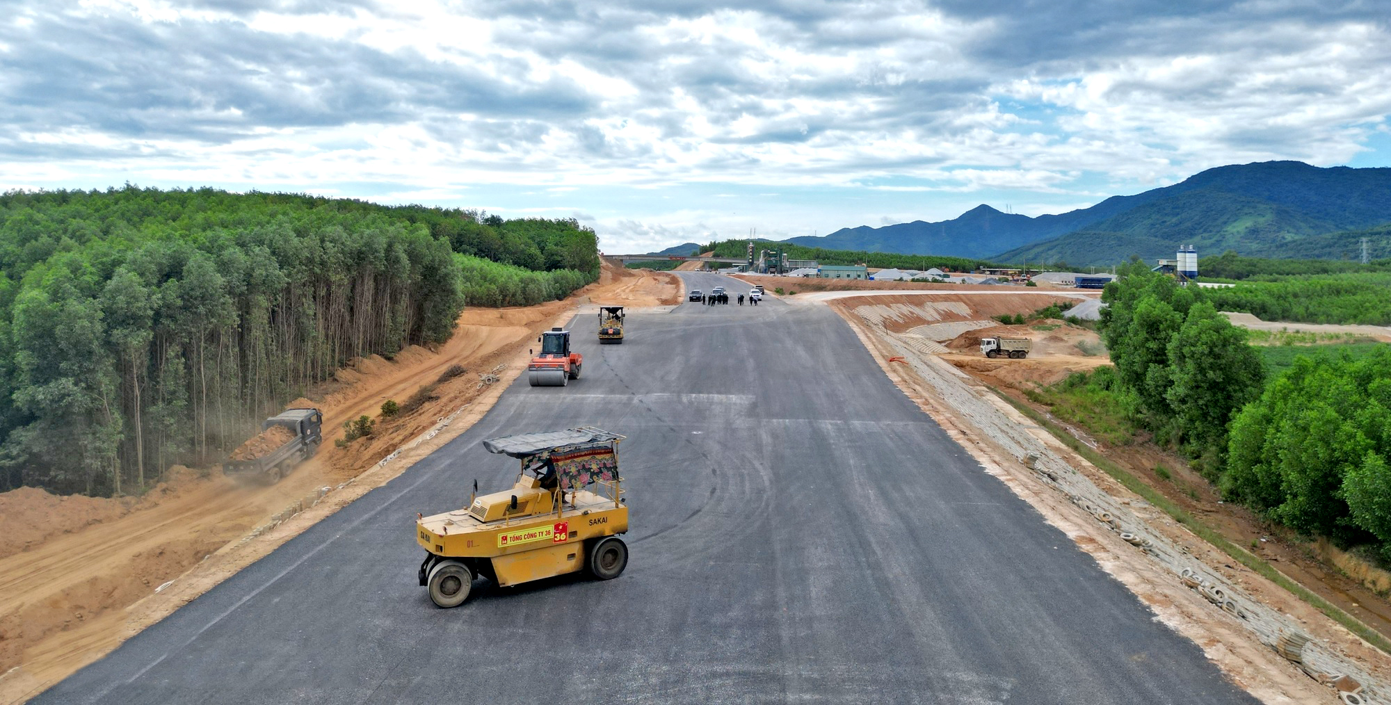 C&ocirc;ng nh&acirc;n giao th&ocirc;ng về qu&ecirc; bằng m&aacute;y bay, xe giường nằm- Ảnh 2.