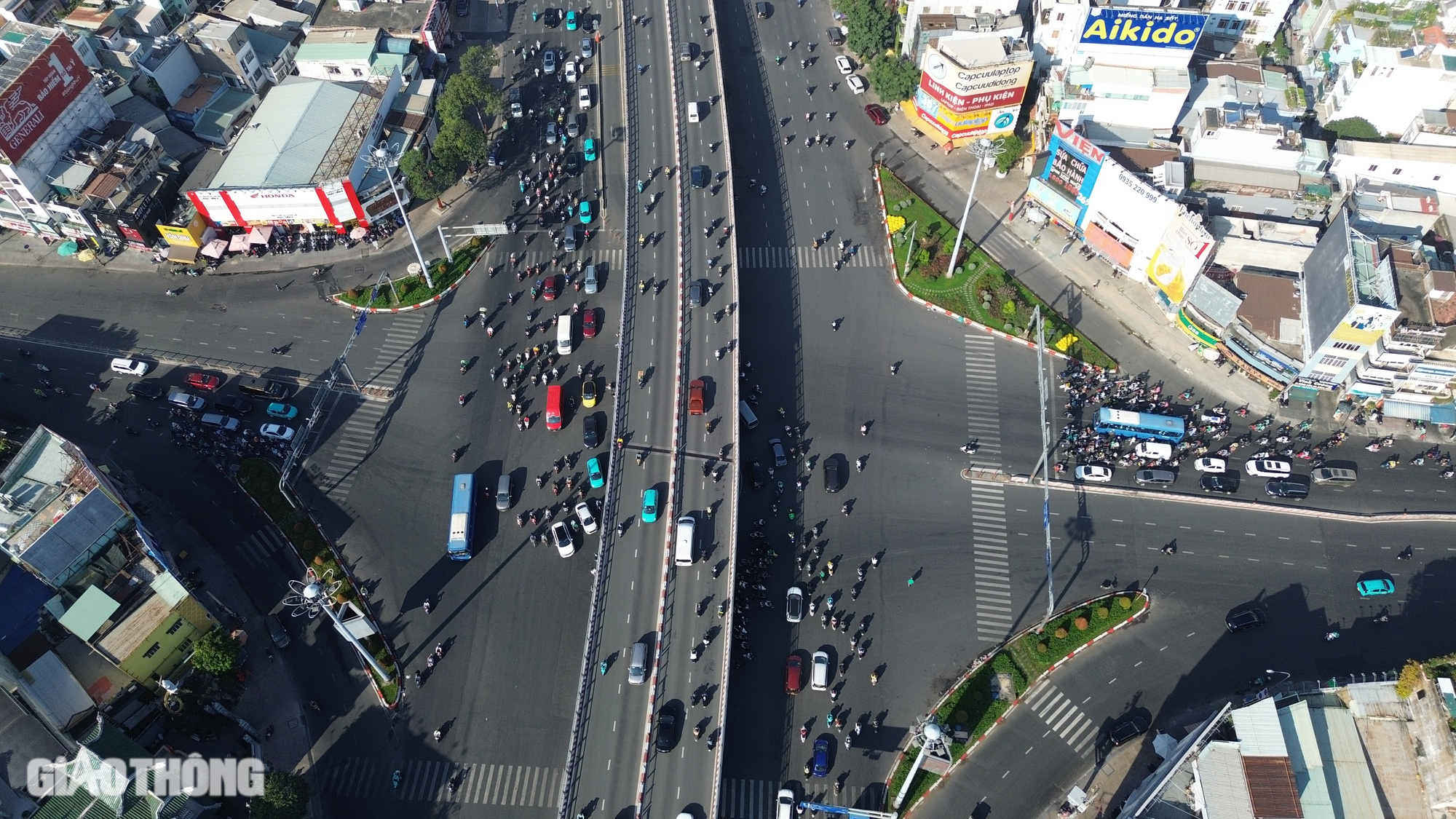 Bất ngờ với giao thông trung tâm TP.HCM ngày đầu tuần- Ảnh 3. Bất ngờ với giao thông trung tâm TP.HCM ngày đầu tuần- Ảnh 3.