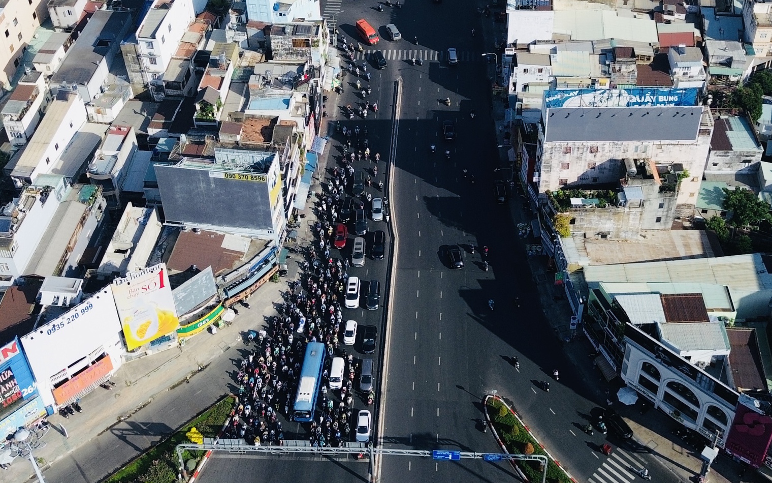 Kẹt xe ở trung tâm TP.HCM gia tăng dịp cuối năm- Ảnh 4. Bất ngờ với giao thông trung tâm TP.HCM ngày đầu tuần