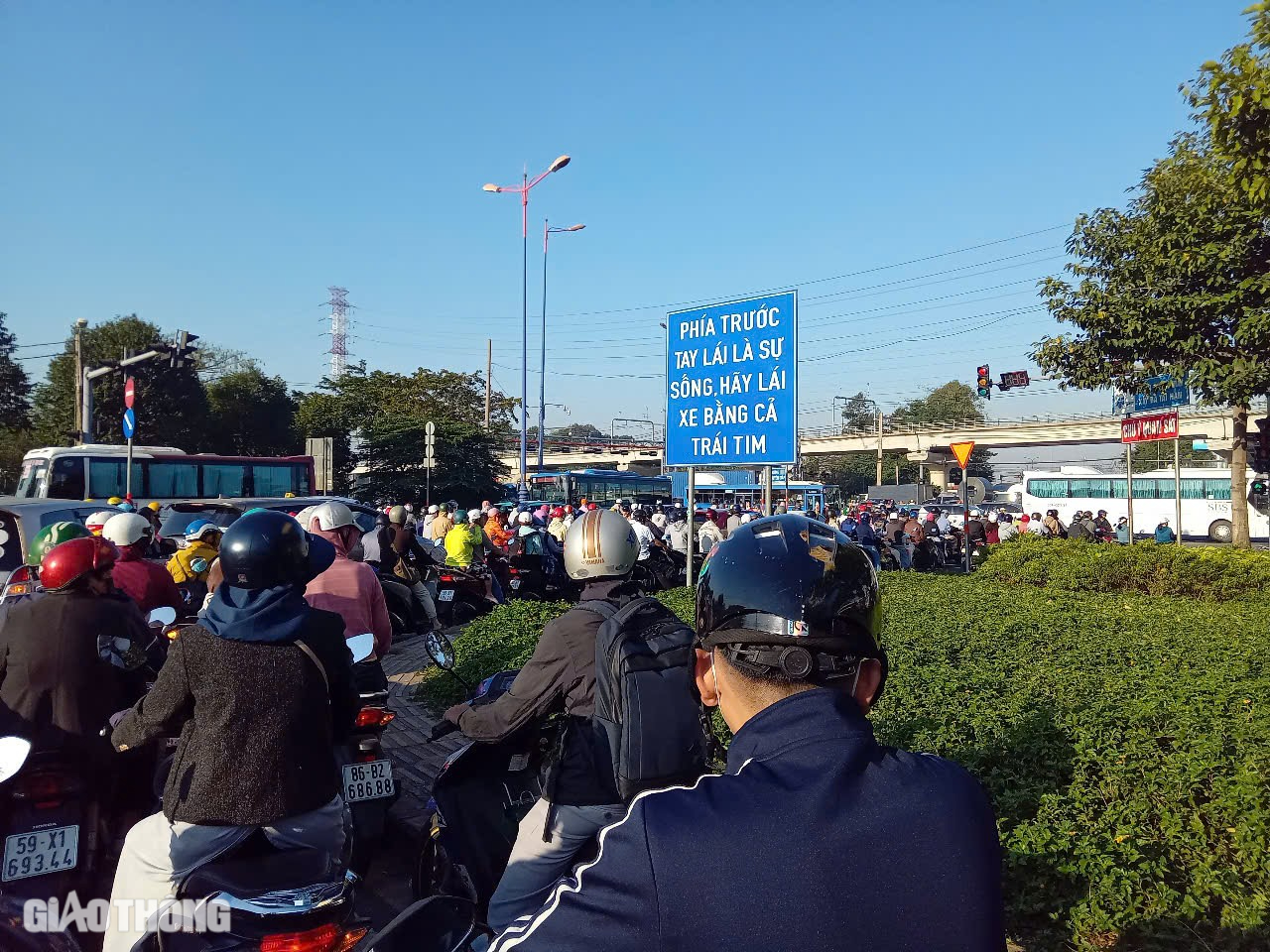 Bất ngờ với giao thông trung tâm TP.HCM ngày đầu tuần- Ảnh 13. Bất ngờ với giao thông trung tâm TP.HCM ngày đầu tuần- Ảnh 13.