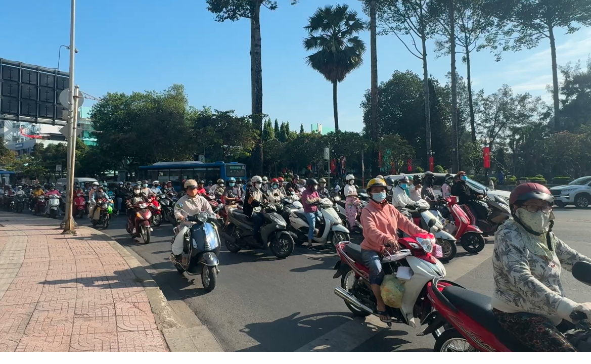 Kẹt xe ở trung tâm TP.HCM gia tăng dịp cuối năm- Ảnh 2. Kẹt xe ở trung tâm TP.HCM gia tăng dịp cuối năm- Ảnh 2.