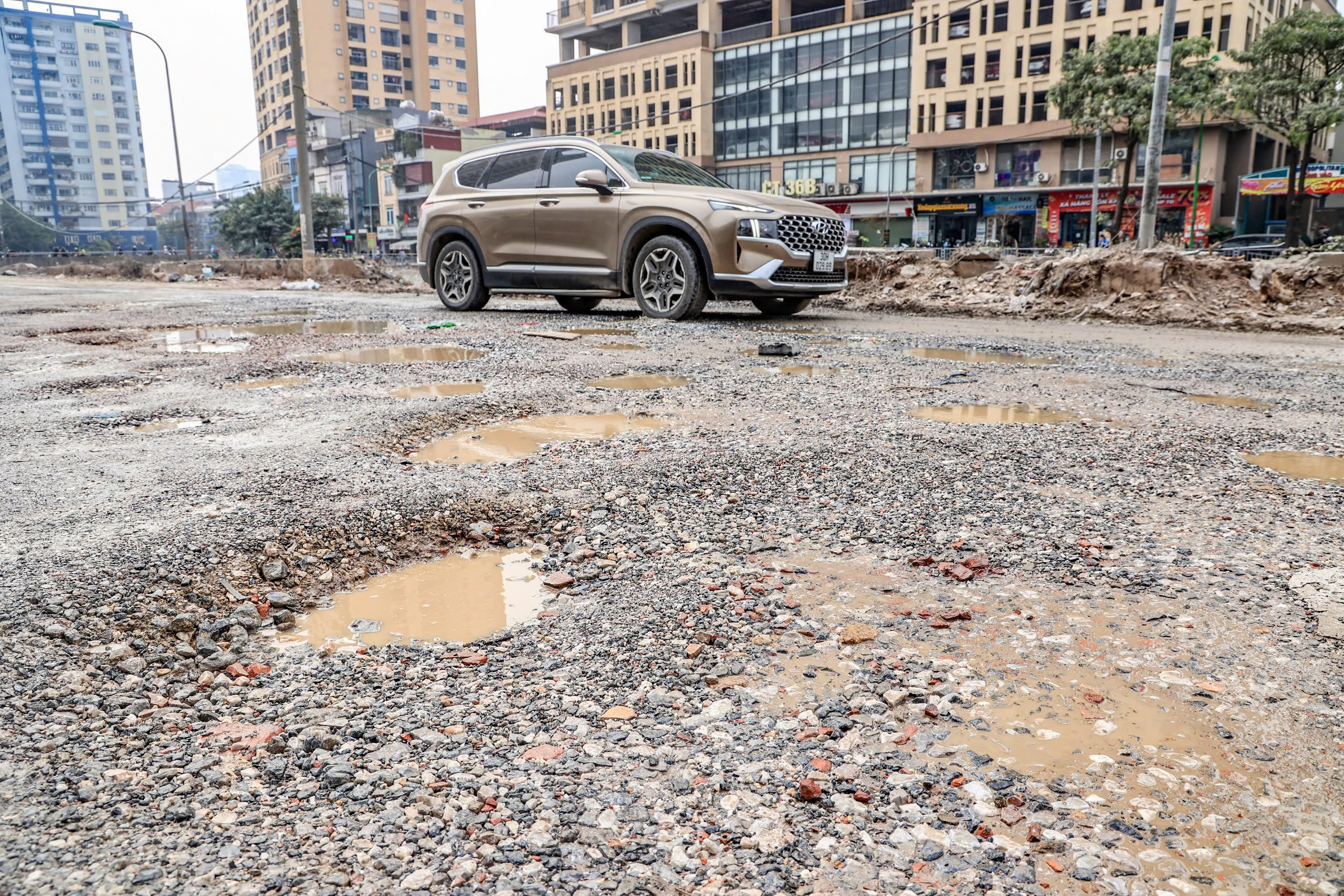 Đường nát như tương vẫn chờ mặt bằng để nâng cấp- Ảnh 10. Đường nát như tương vẫn chờ mặt bằng để nâng cấp- Ảnh 10.