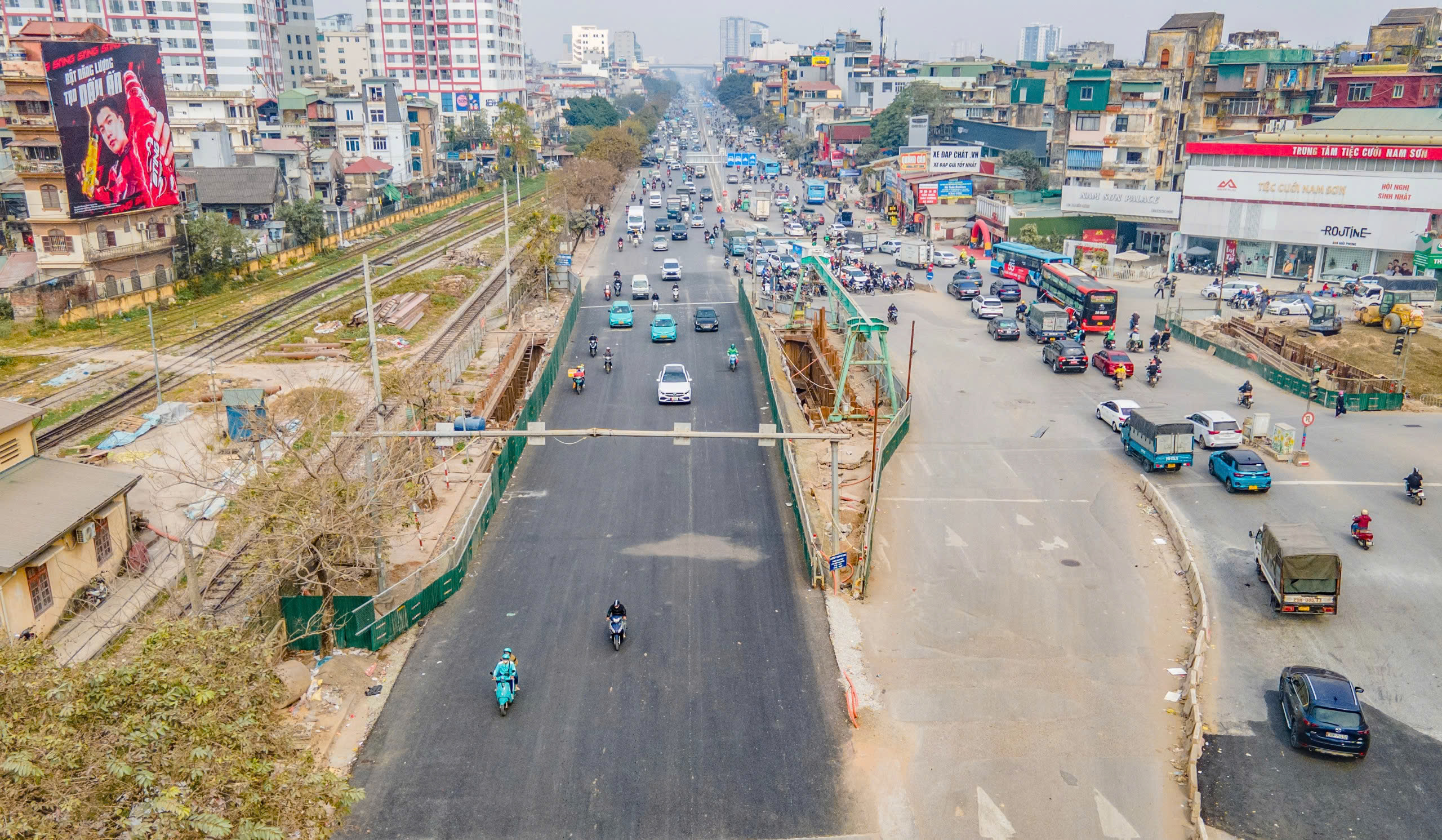 H&agrave; Nội: To&agrave;n cảnh đường Giải Ph&oacute;ng - Kim Đồng sau khi nh&agrave; thầu ho&agrave;n trả mặt đường- Ảnh 1.