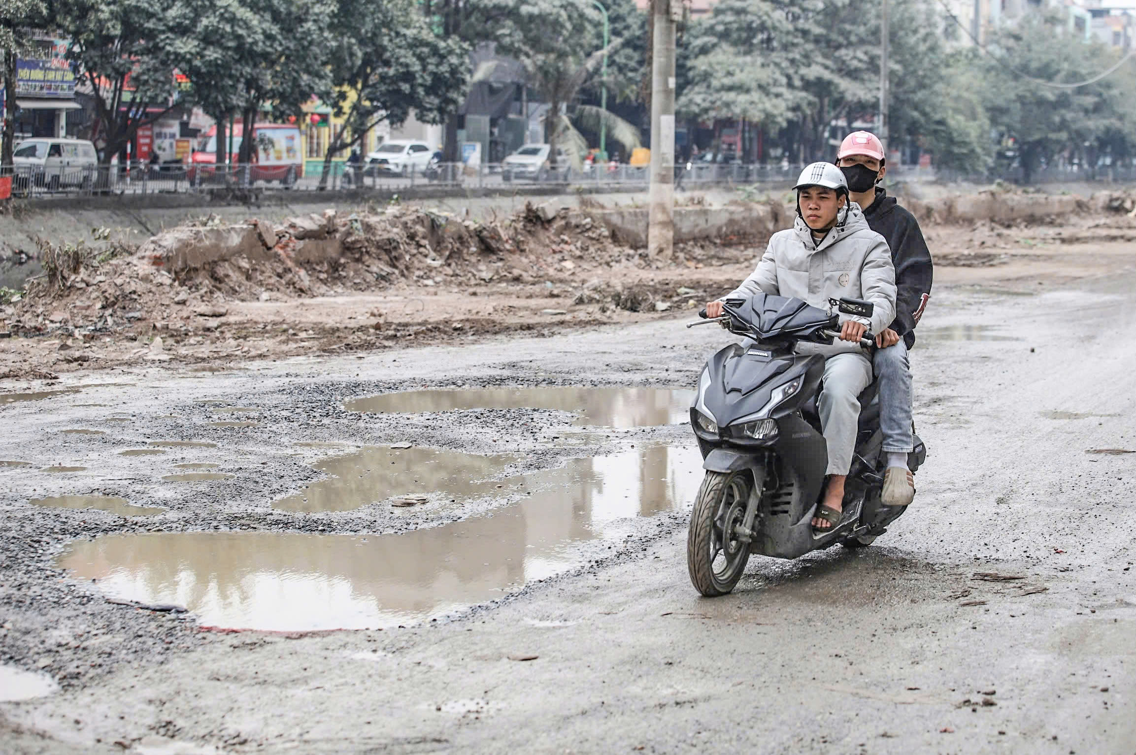Đường nát như tương vẫn chờ mặt bằng để nâng cấp- Ảnh 8. Đường nát như tương vẫn chờ mặt bằng để nâng cấp- Ảnh 8.