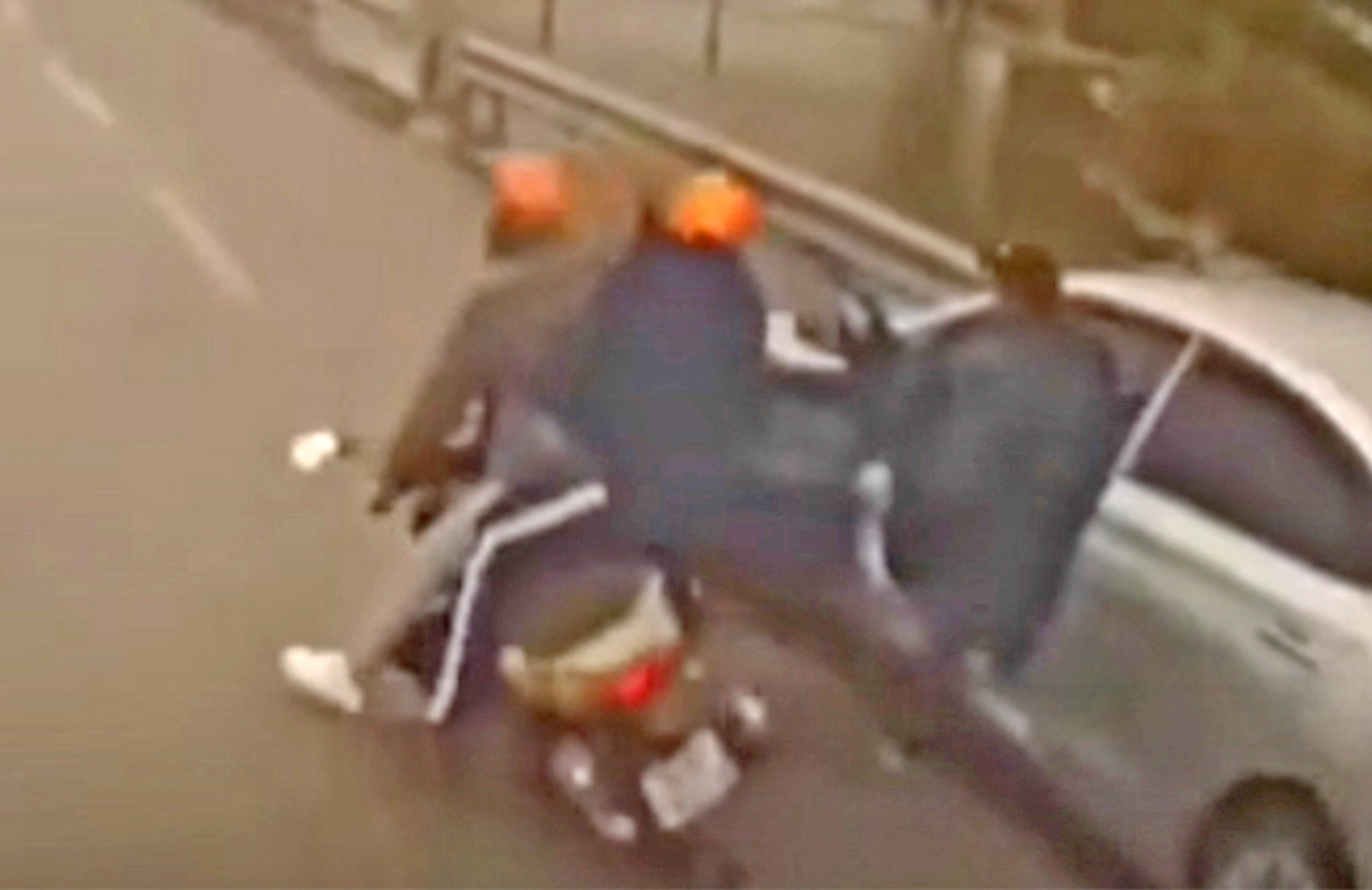 Ngăn tai nạn từ việc mở cửa xe bất cẩn- Ảnh 1. Ngăn tai nạn từ việc mở cửa xe bất cẩn- Ảnh 1.