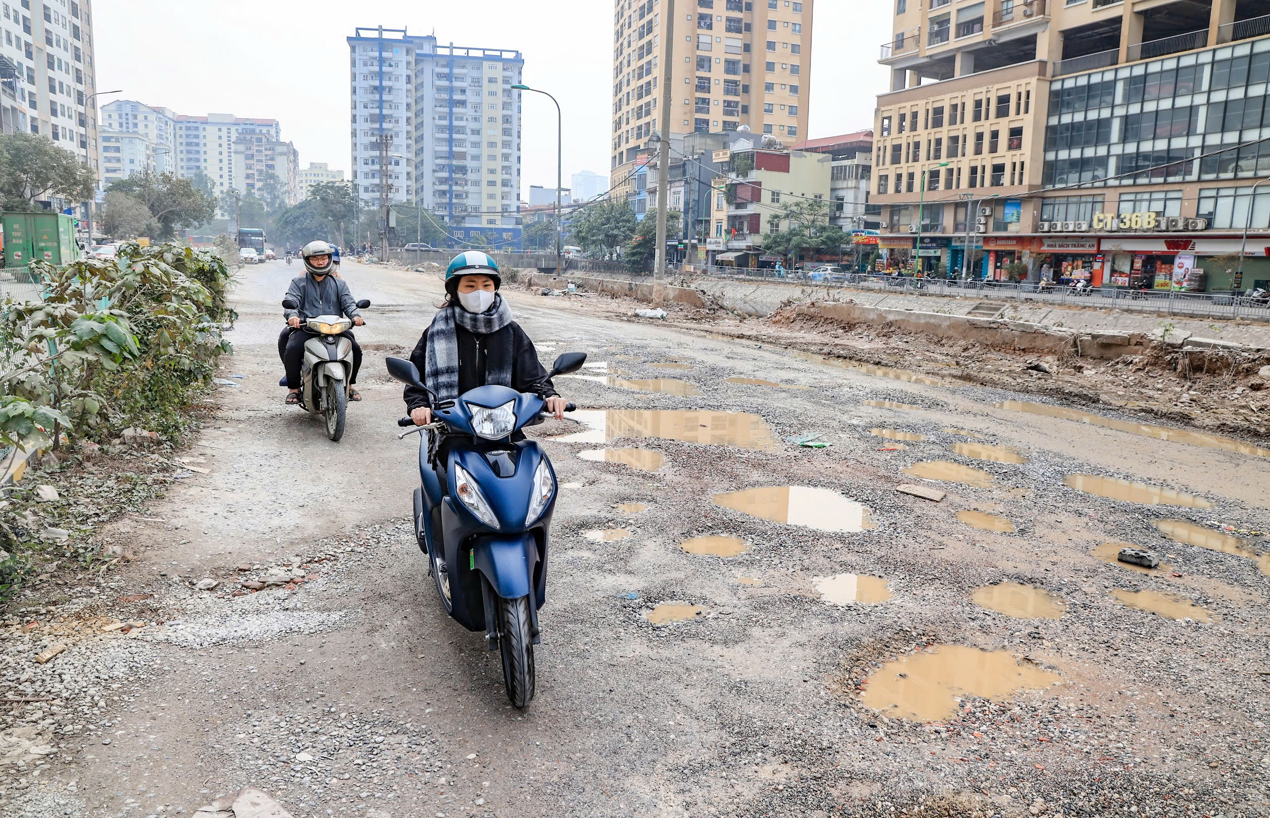 Đường nát như tương vẫn chờ mặt bằng để nâng cấp- Ảnh 13. Đường nát như tương vẫn chờ mặt bằng để nâng cấp- Ảnh 13.