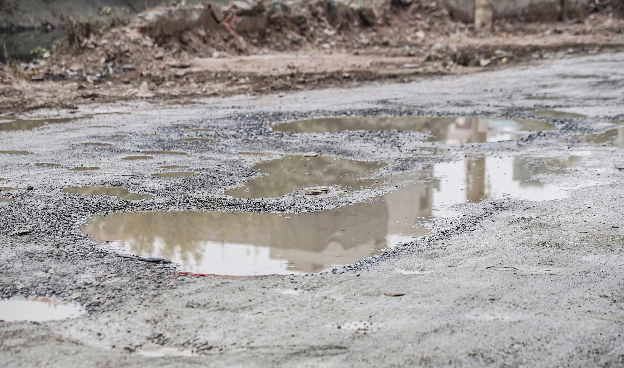 Đường nát như tương vẫn chờ mặt bằng để nâng cấp- Ảnh 6. Đường nát như tương vẫn chờ mặt bằng để nâng cấp- Ảnh 6.