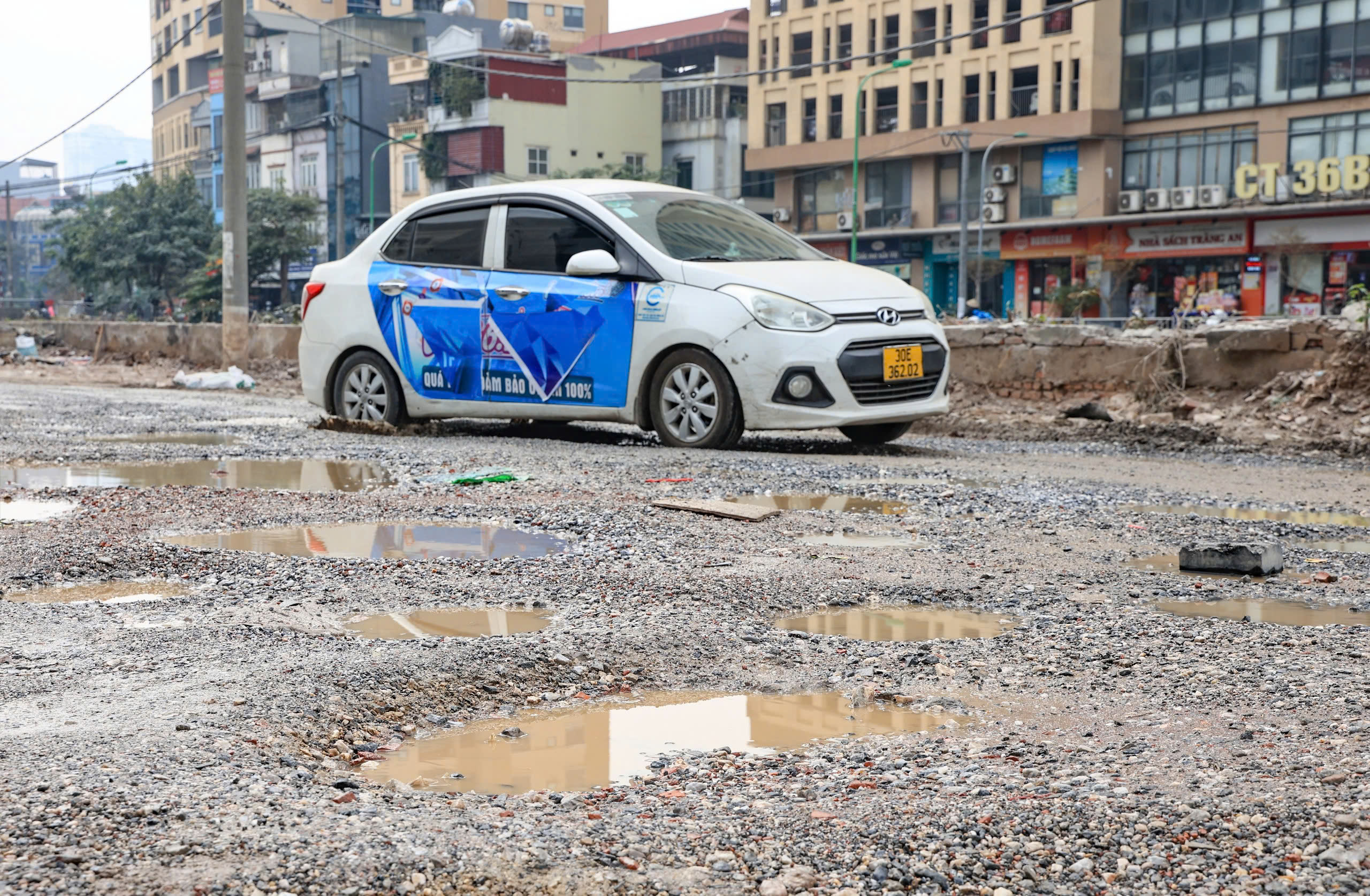 Đường nát như tương vẫn chờ mặt bằng để nâng cấp- Ảnh 11. Đường nát như tương vẫn chờ mặt bằng để nâng cấp- Ảnh 11.