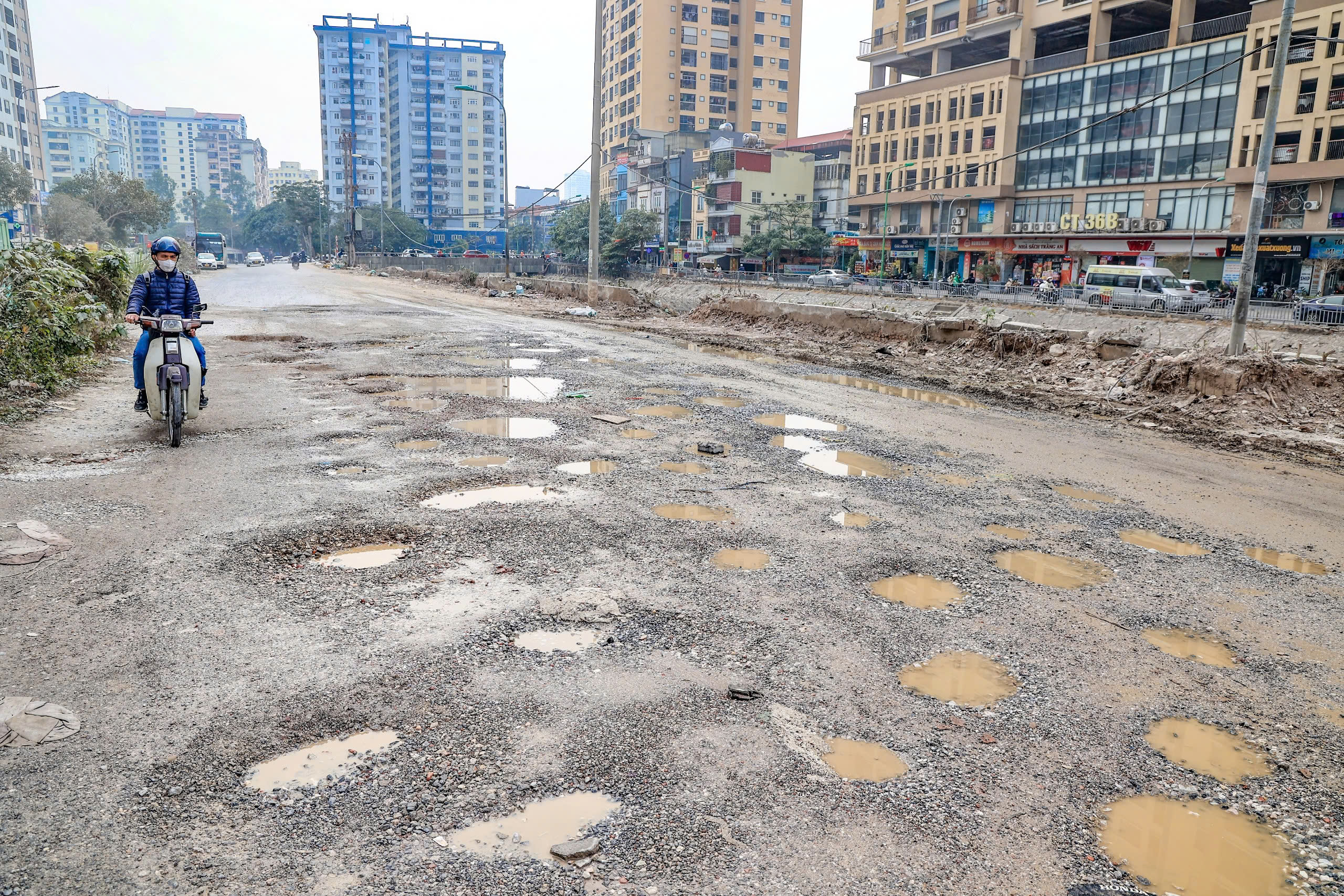 Đường nát như tương vẫn chờ mặt bằng để nâng cấp- Ảnh 9. Đường nát như tương vẫn chờ mặt bằng để nâng cấp- Ảnh 9.