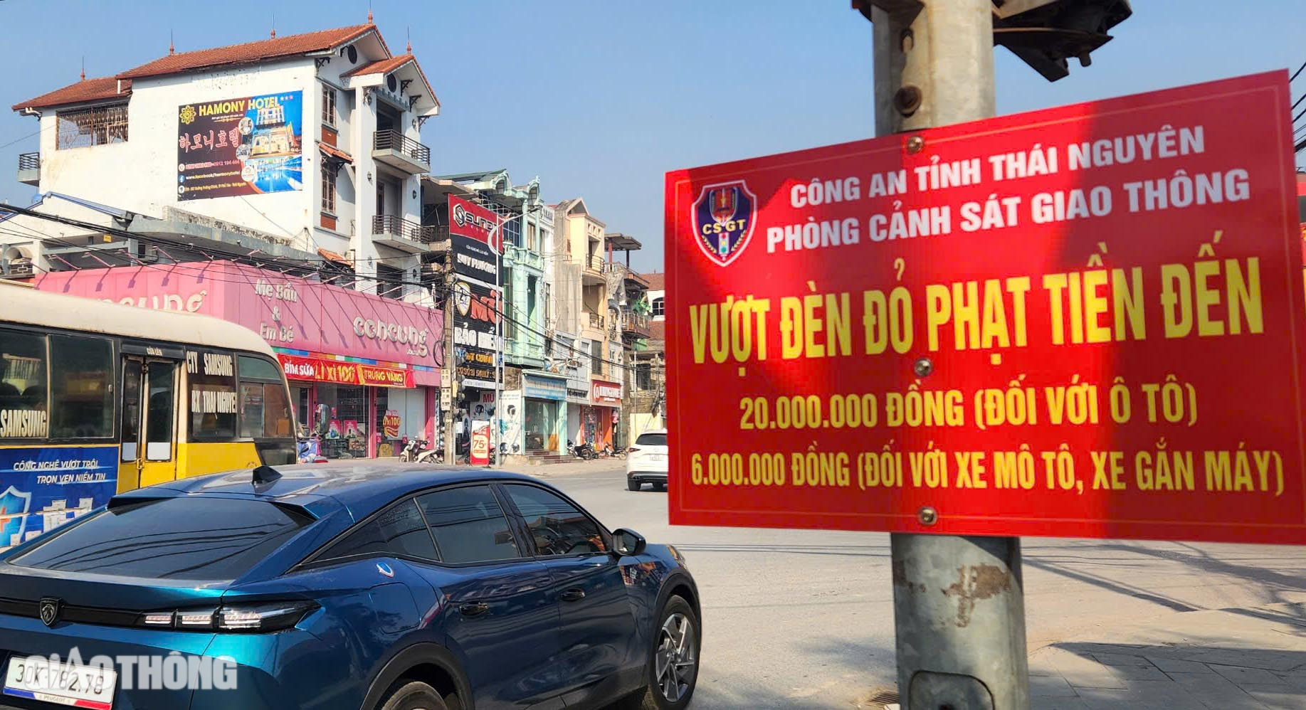 Người d&acirc;n n&oacute;i g&igrave; khi biển tuy&ecirc;n truyền mức phạt lỗi vượt đ&egrave;n đỏ được lắp ở c&aacute;c ng&atilde; tư?- Ảnh 2.