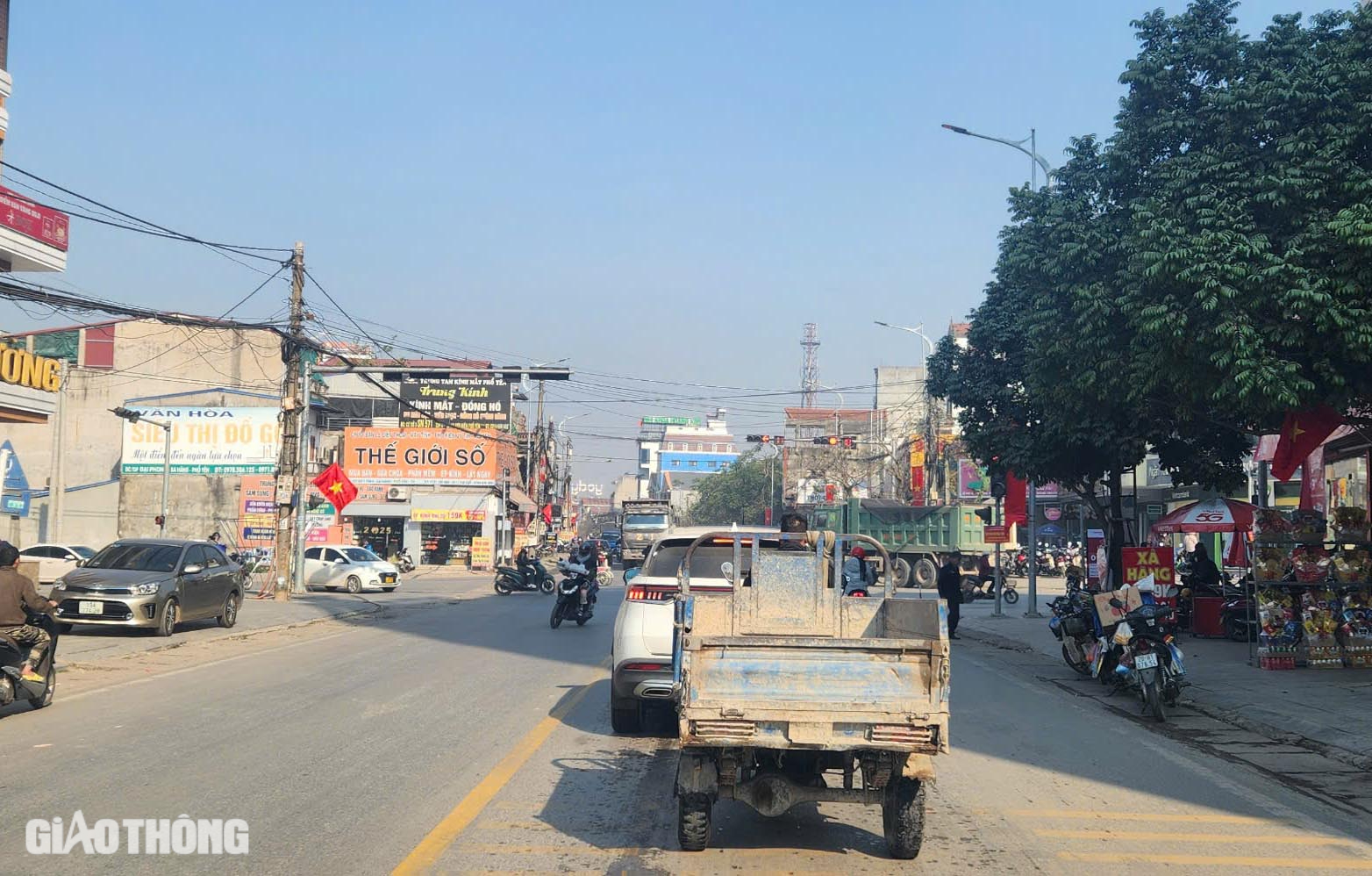 Người d&acirc;n n&oacute;i g&igrave; khi biển tuy&ecirc;n truyền mức phạt lỗi vượt đ&egrave;n đỏ được lắp ở c&aacute;c ng&atilde; tư?- Ảnh 4.