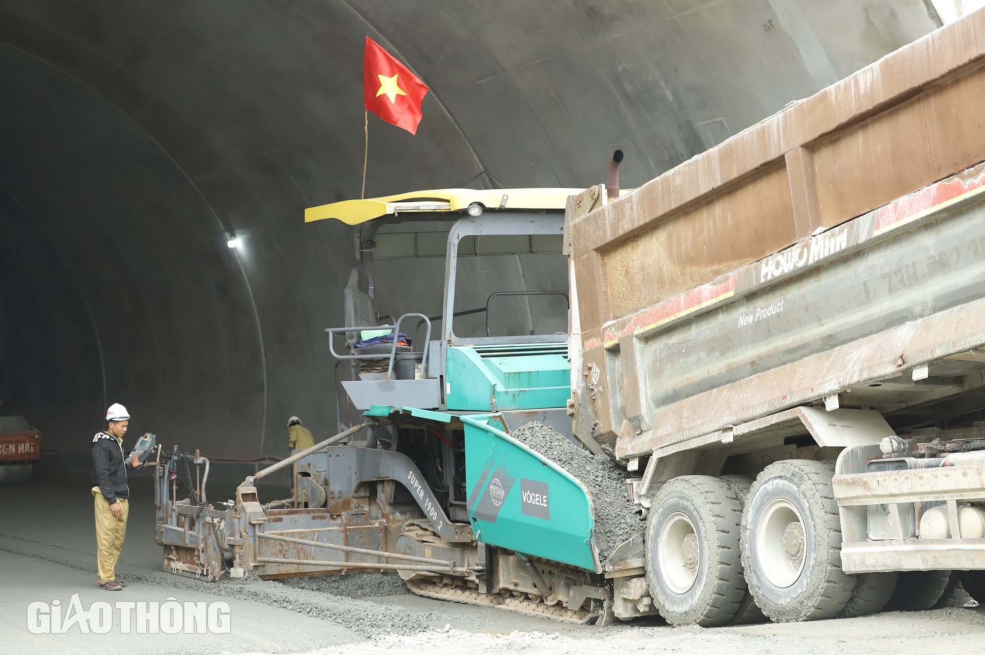 Bất chấp gi&aacute; r&eacute;t, c&ocirc;ng nh&acirc;n ăn ngủ tr&ecirc;n c&ocirc;ng trường hầm cao tốc 1.000 tỷ qua H&agrave; Tĩnh- Ảnh 1.