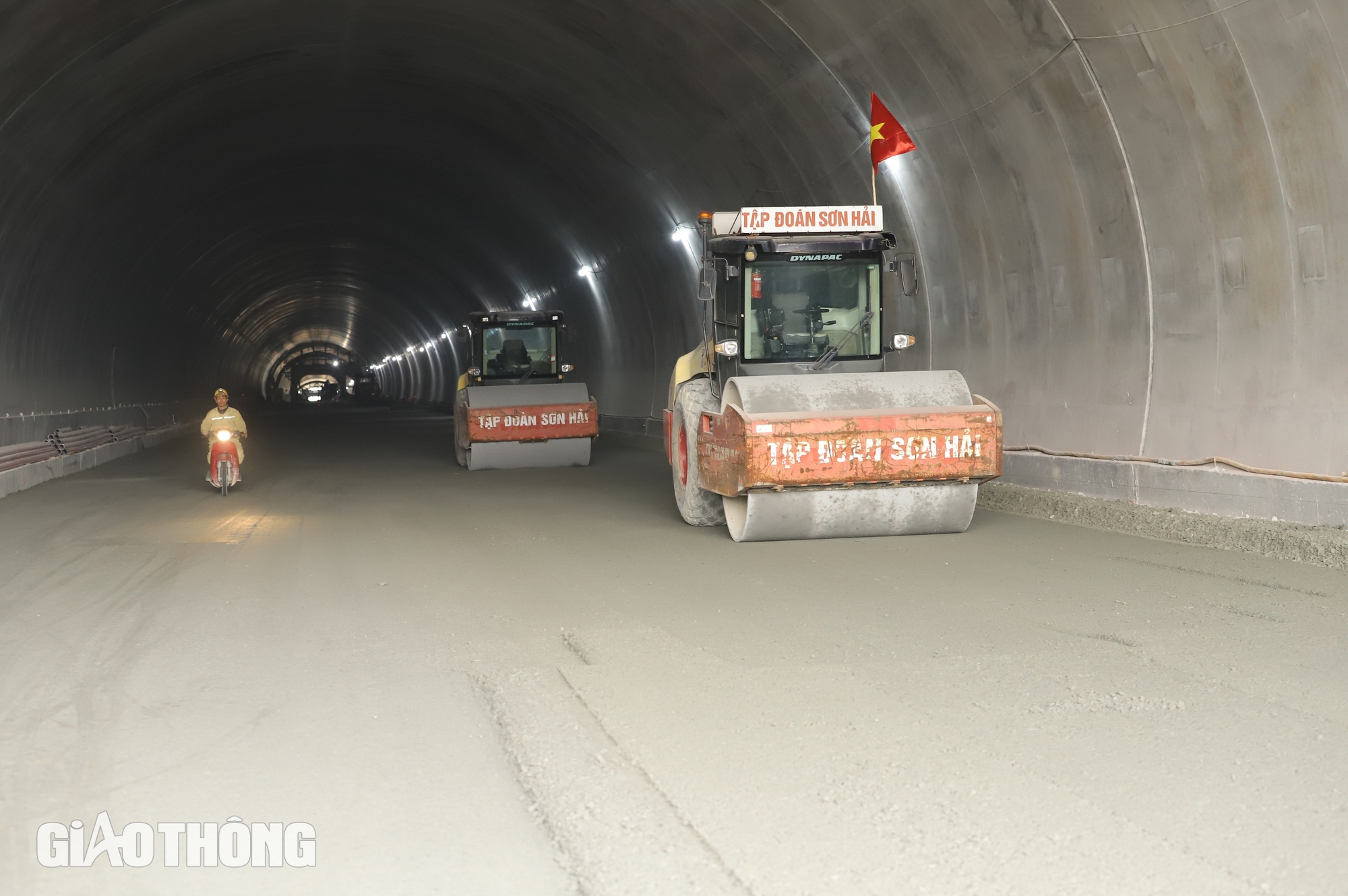 Bất chấp gi&aacute; r&eacute;t, c&ocirc;ng nh&acirc;n ăn ngủ tr&ecirc;n c&ocirc;ng trường hầm cao tốc 1.000 tỷ qua H&agrave; Tĩnh- Ảnh 8.