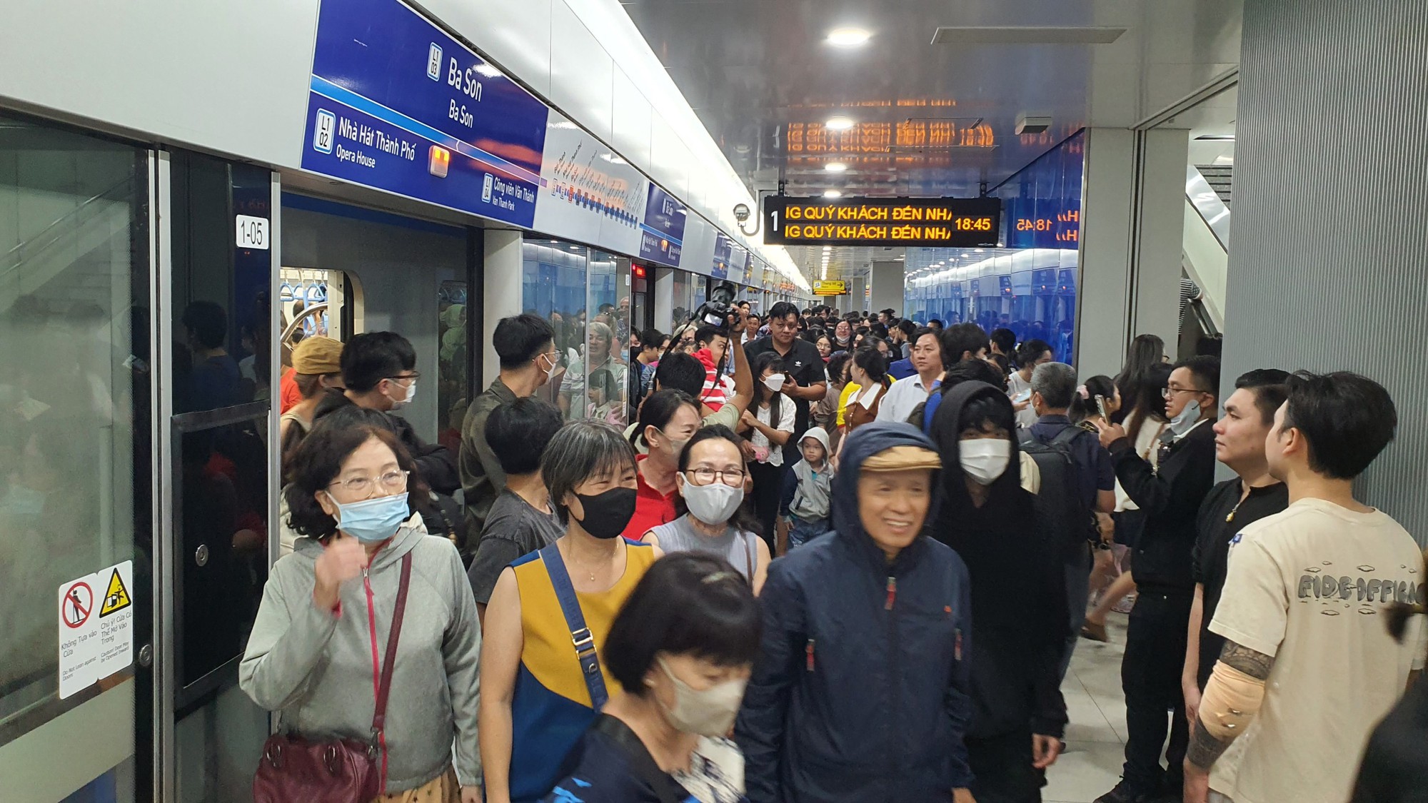 Tổng Bí thư Tô Lâm đi tàu metro số 1 Bến Thành - Suối Tiên, trò chuyện với người dân- Ảnh 2. Tổng Bí thư Tô Lâm đi tàu metro số 1 Bến Thành - Suối Tiên, trò chuyện với người dân- Ảnh 2.