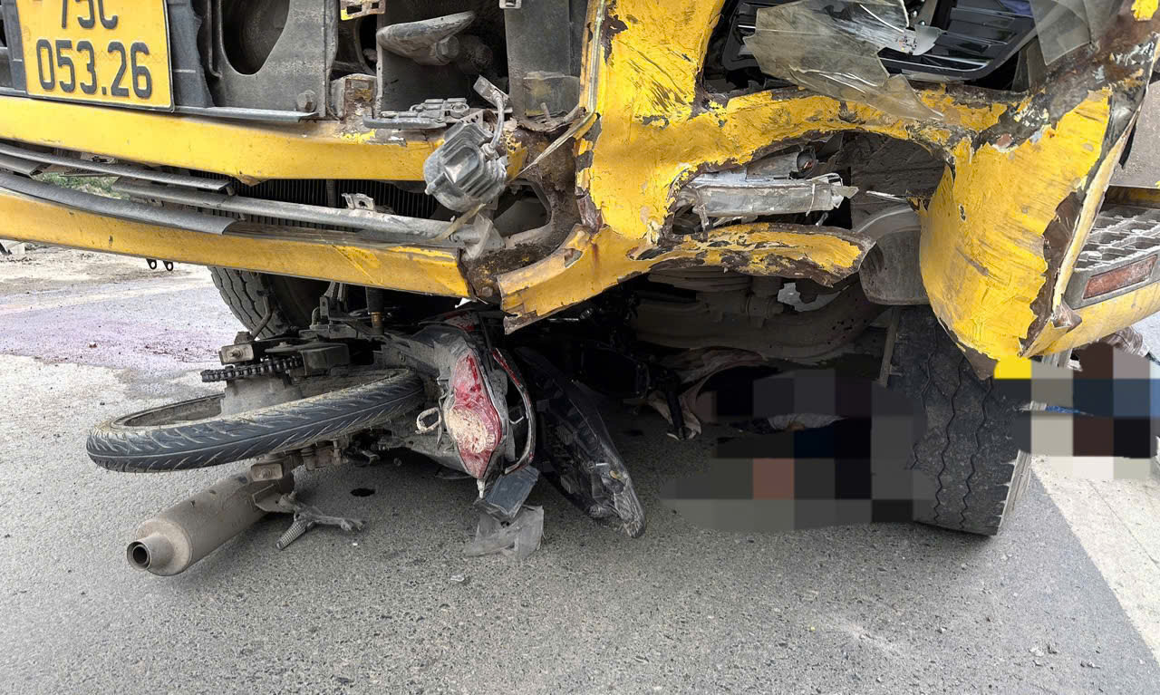 Quảng Trị: Xe m&aacute;y kh&ocirc;ng biển số t&ocirc;ng tr&uacute;ng &ocirc; t&ocirc; tải tr&ecirc;n quốc lộ 9, 2 người tử vong- Ảnh 1.