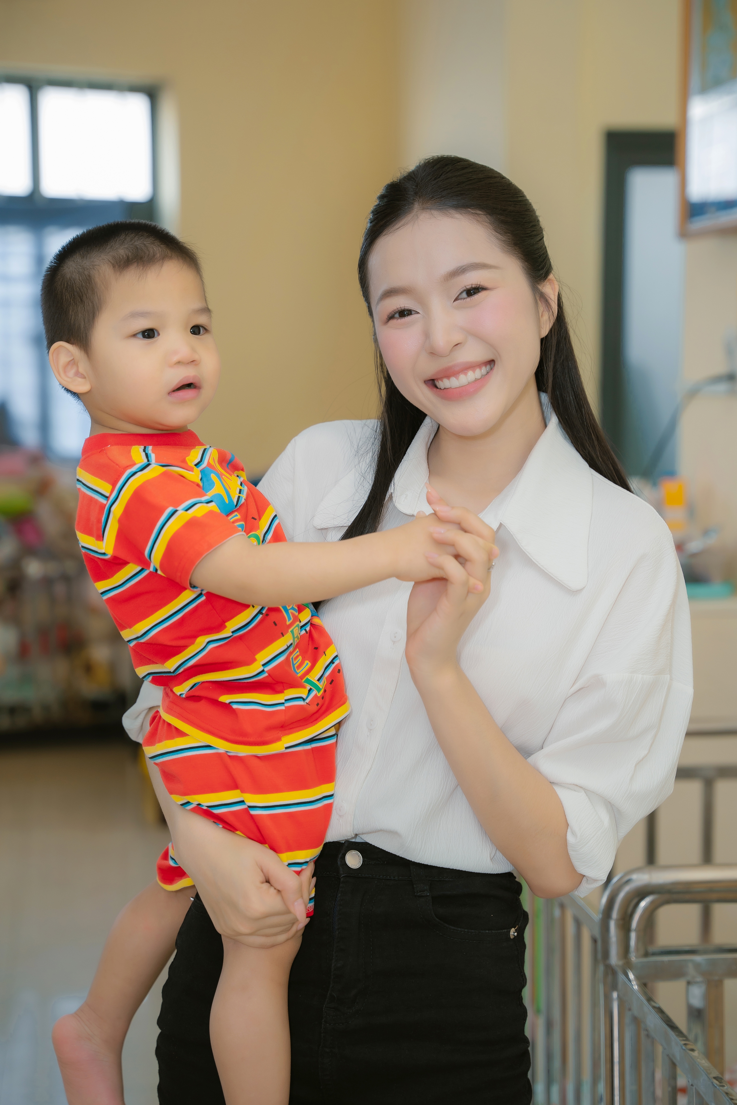 Hoa hậu Kiều Duy nhận học bổng thạc sĩ, bằng khen từ Sở Văn h&oacute;a, Thể thao v&agrave; Du lịch- Ảnh 1.