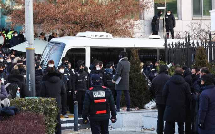 AP: Tổng thống H&agrave;n Quốc Yoon Suk Yeol bị bắt